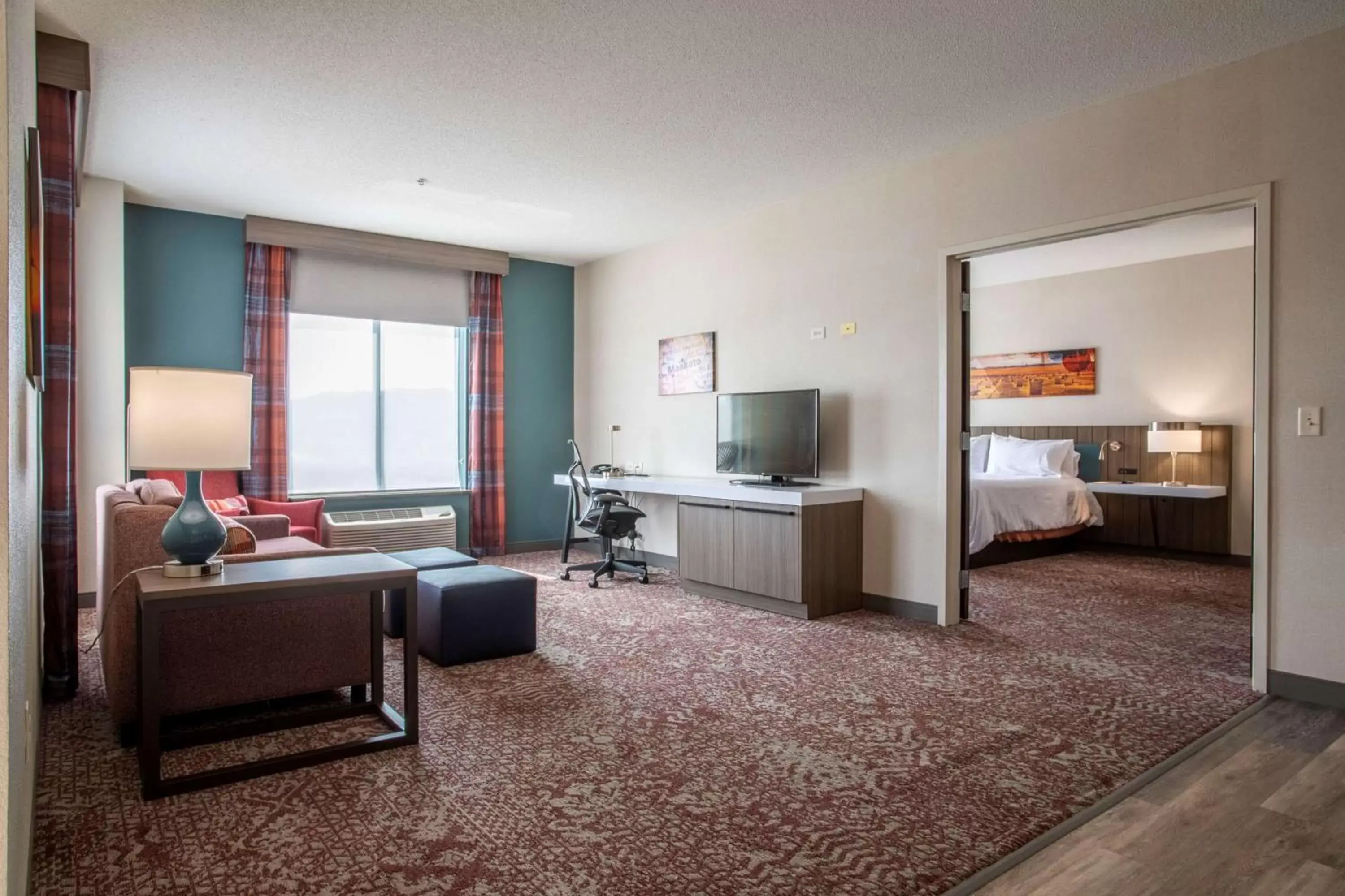 Bedroom, Seating Area in Hilton Garden Inn Mankato Downtown