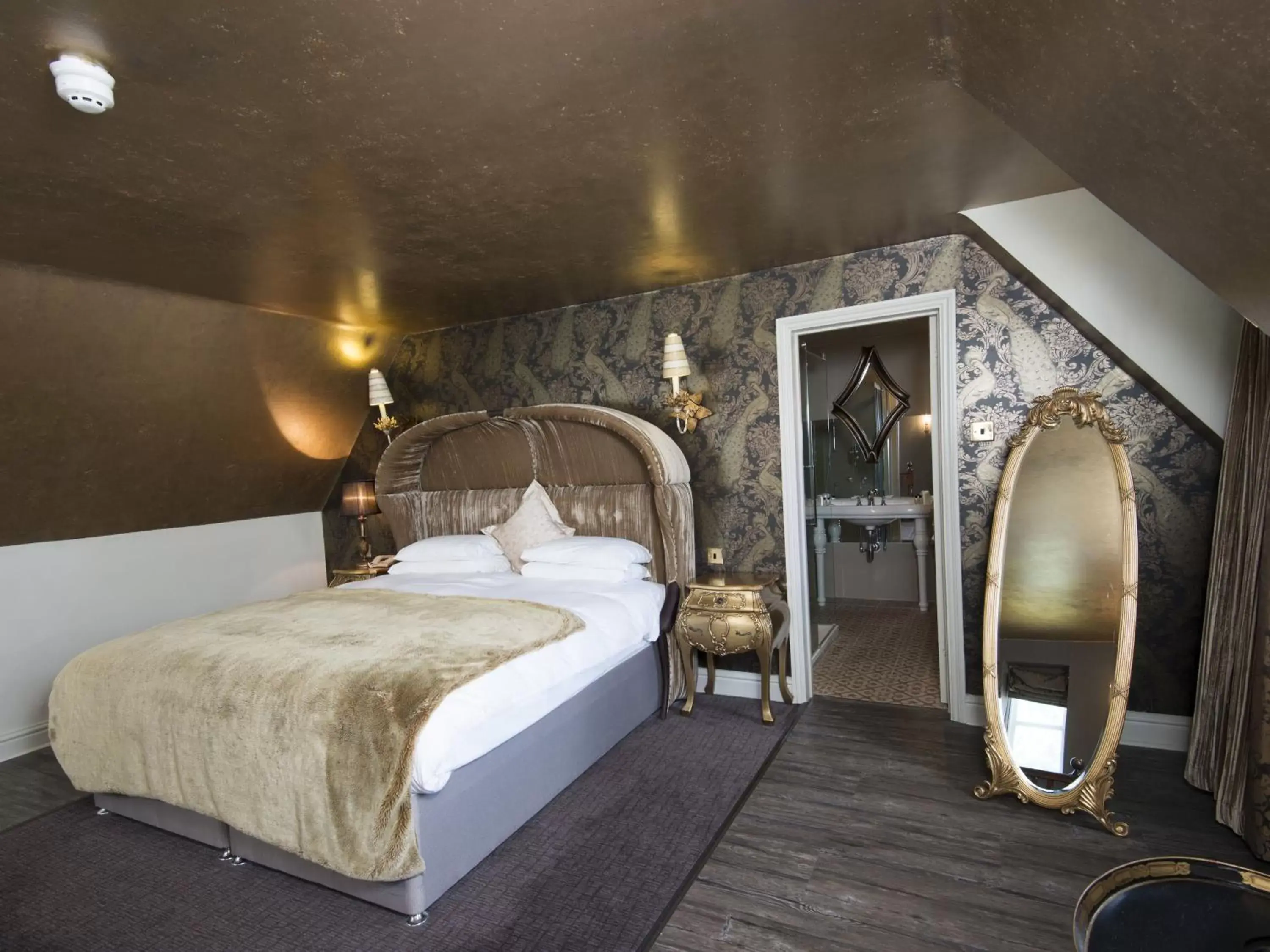 Photo of the whole room, Bed in The Spread Eagle Hotel