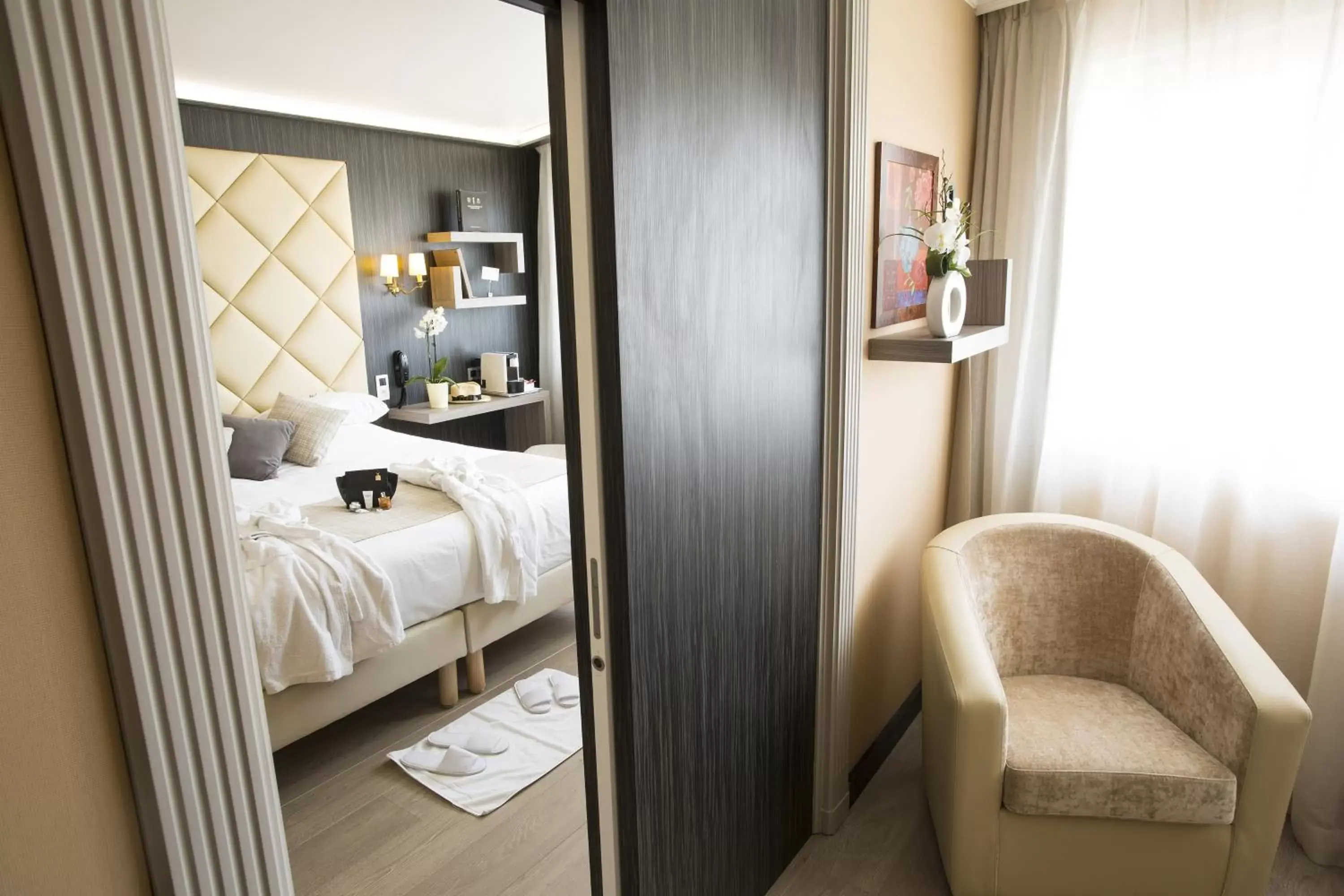 Bed in Best Western Plus Cannes Riviera