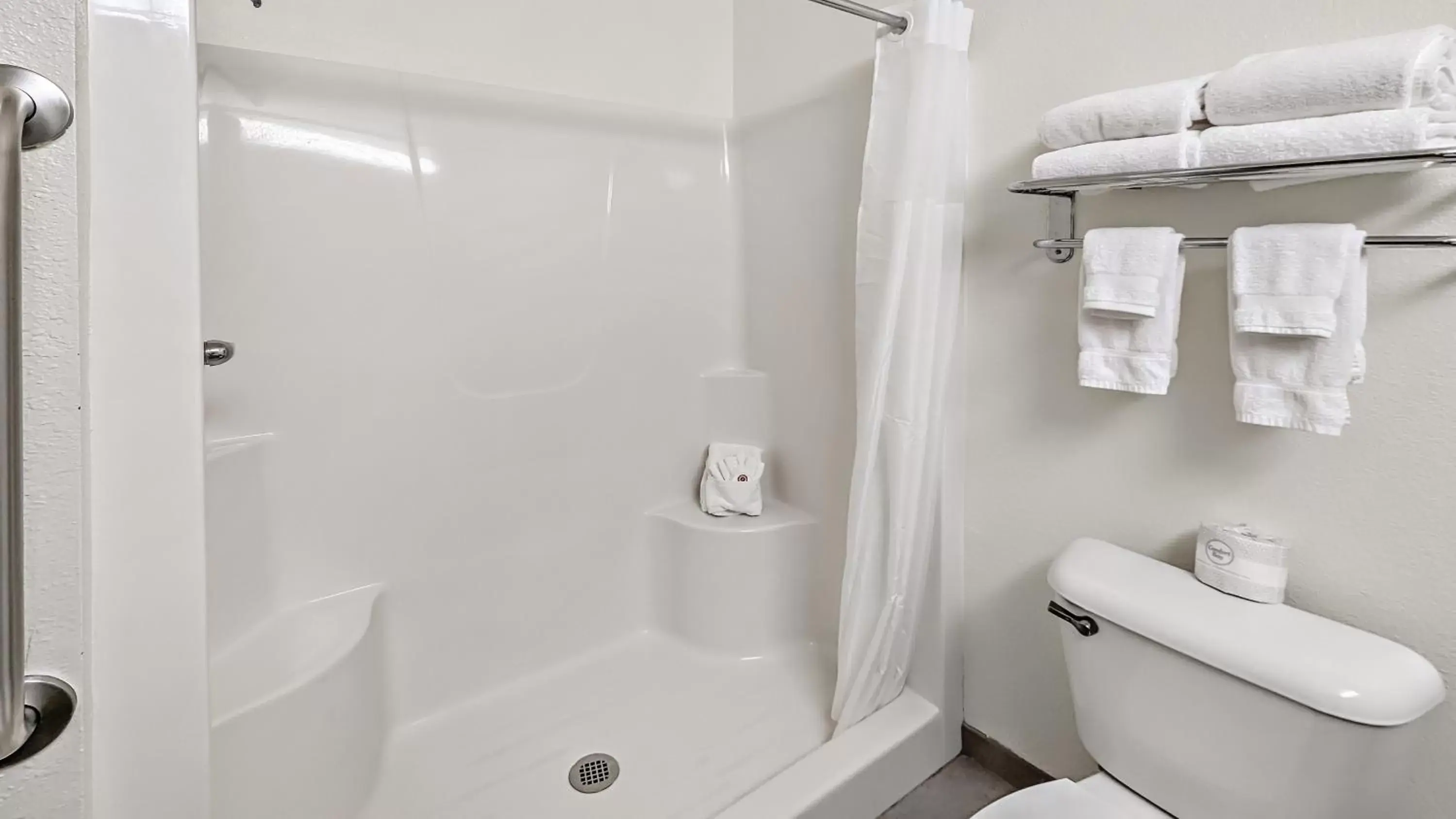 Bath, Bathroom in Estherville Hotel & Suites