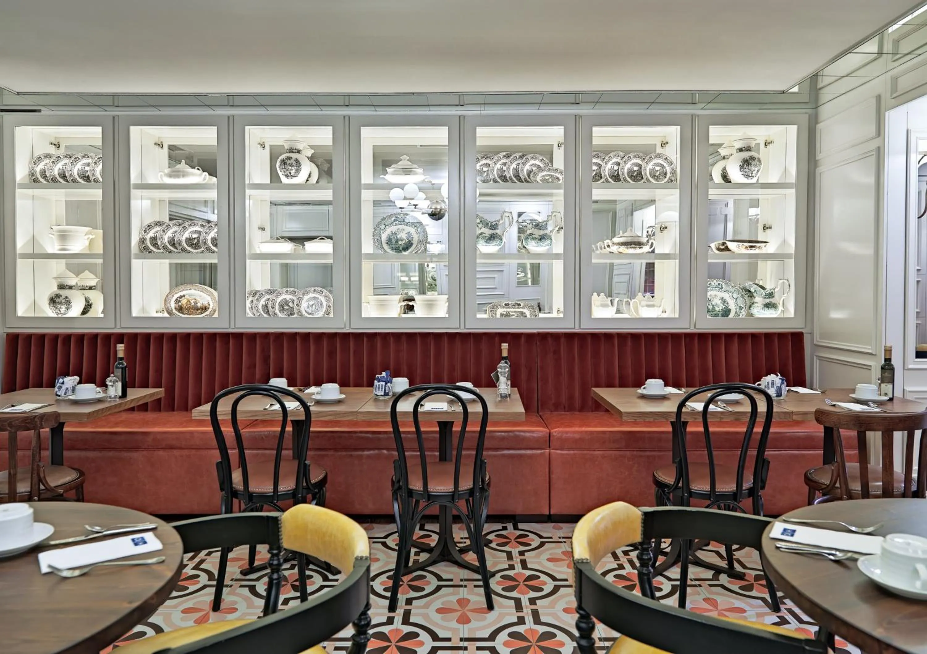 Restaurant/places to eat in Boutique Hotel H10 Villa de la Reina