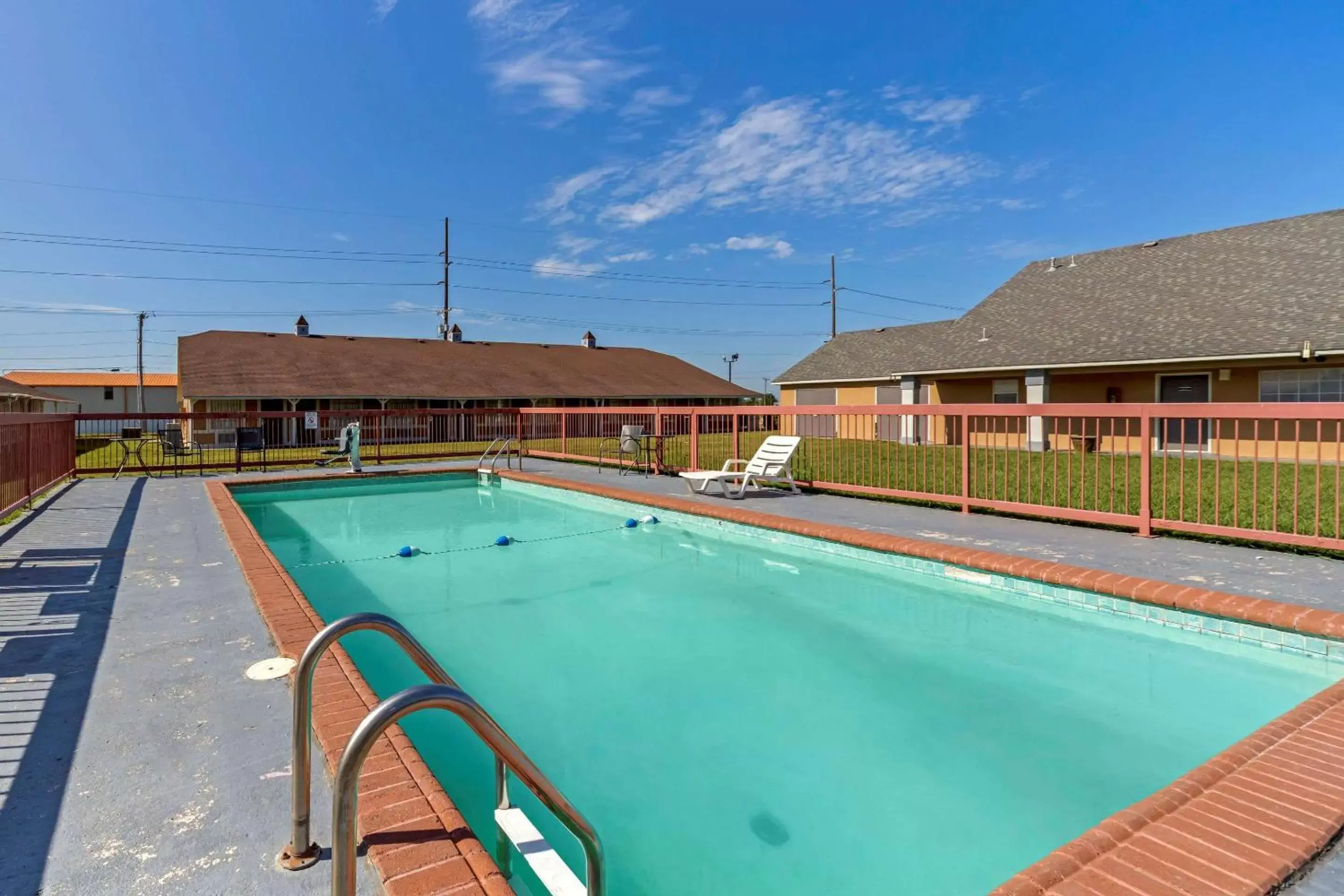 Activities, Swimming Pool in Econo Lodge Pryor