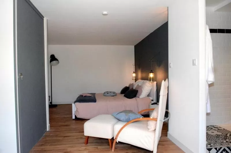 Bathroom, Bed in Les Jardins De Galicia