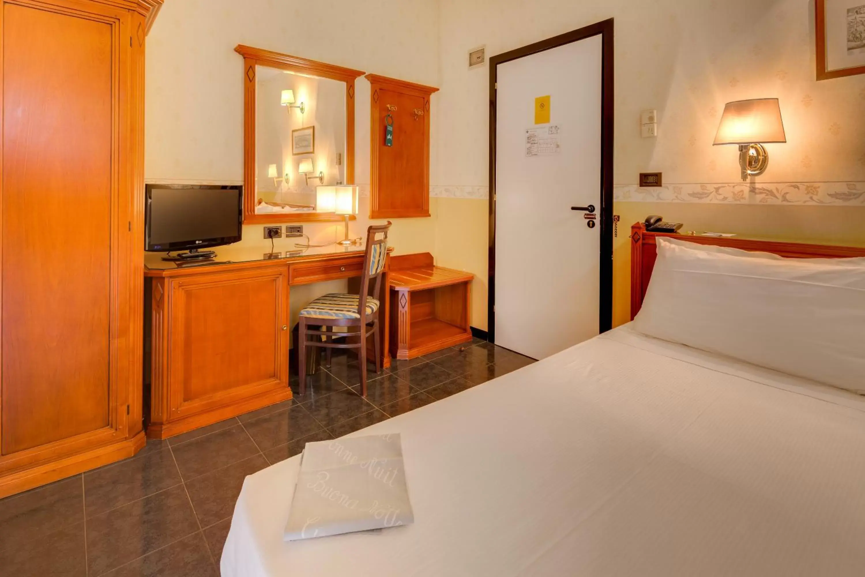Photo of the whole room, Bed in Hotel San Donato - Bologna centro