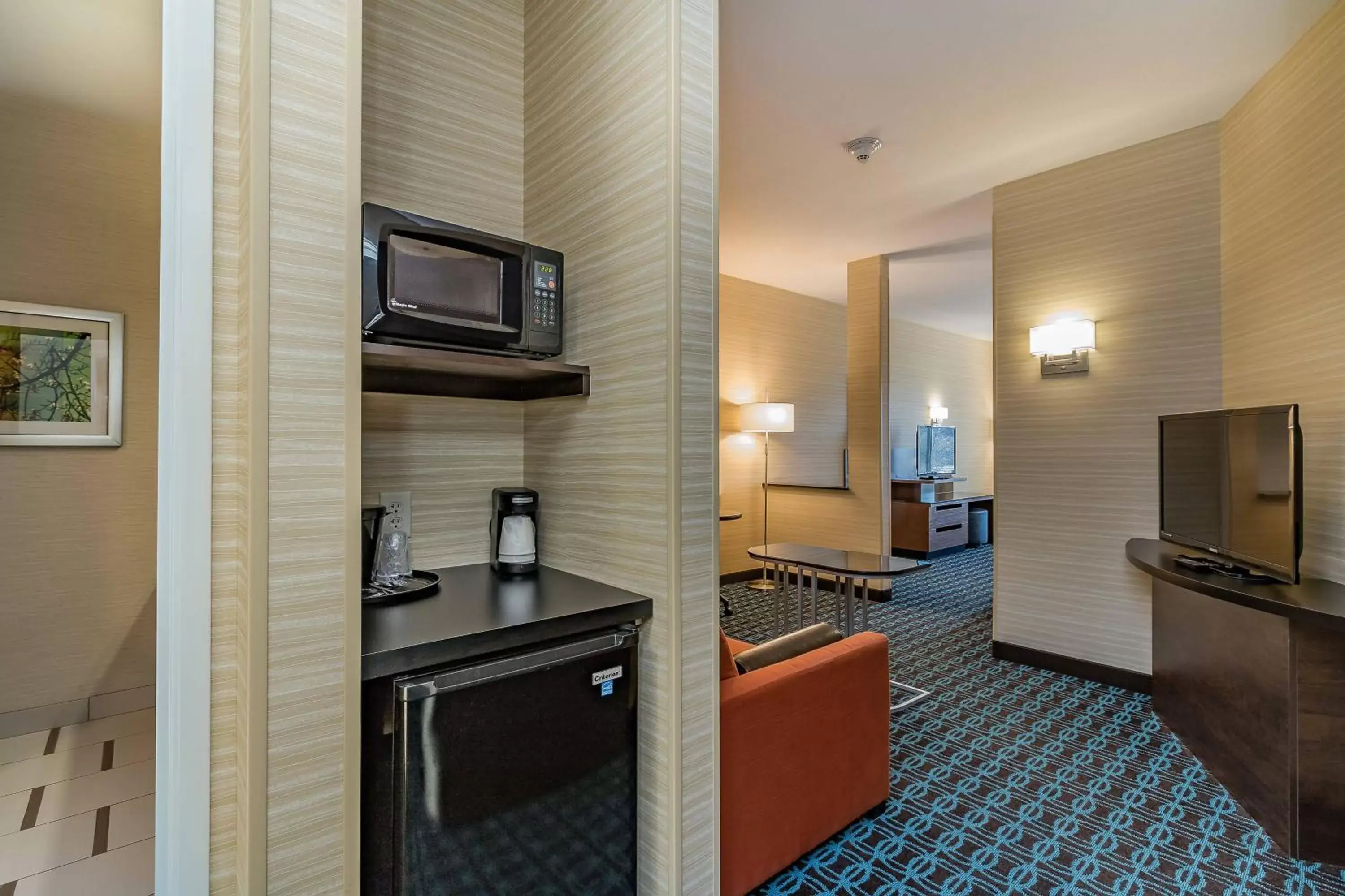 Bedroom, Kitchen/Kitchenette in Fairfield Inn & Suites by Marriott Elkhart