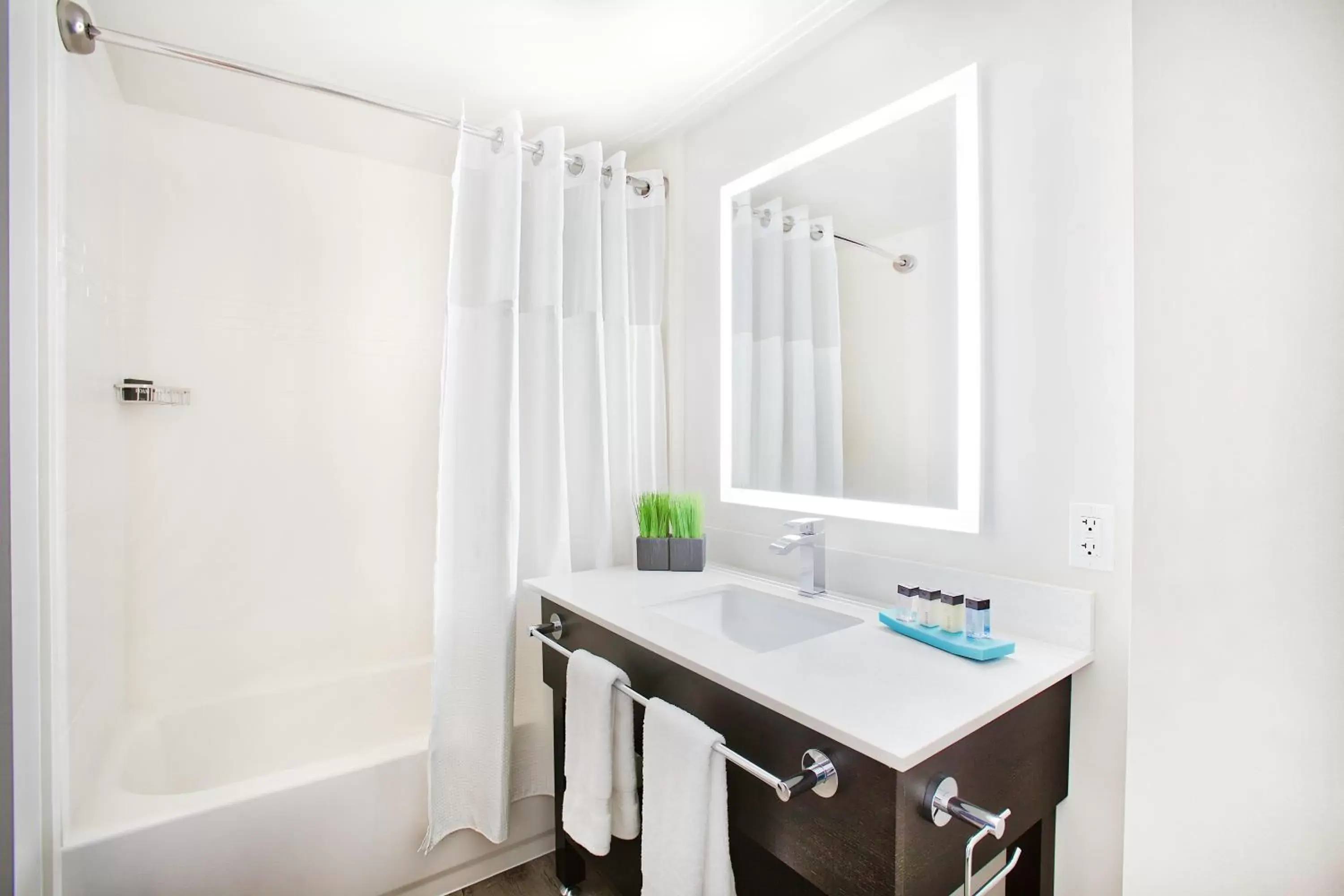 Superior King Room in Hotel Interurban Seattle Airport SeaTac Superior King Room in Hotel Interurban Seattle Airport SeaTac