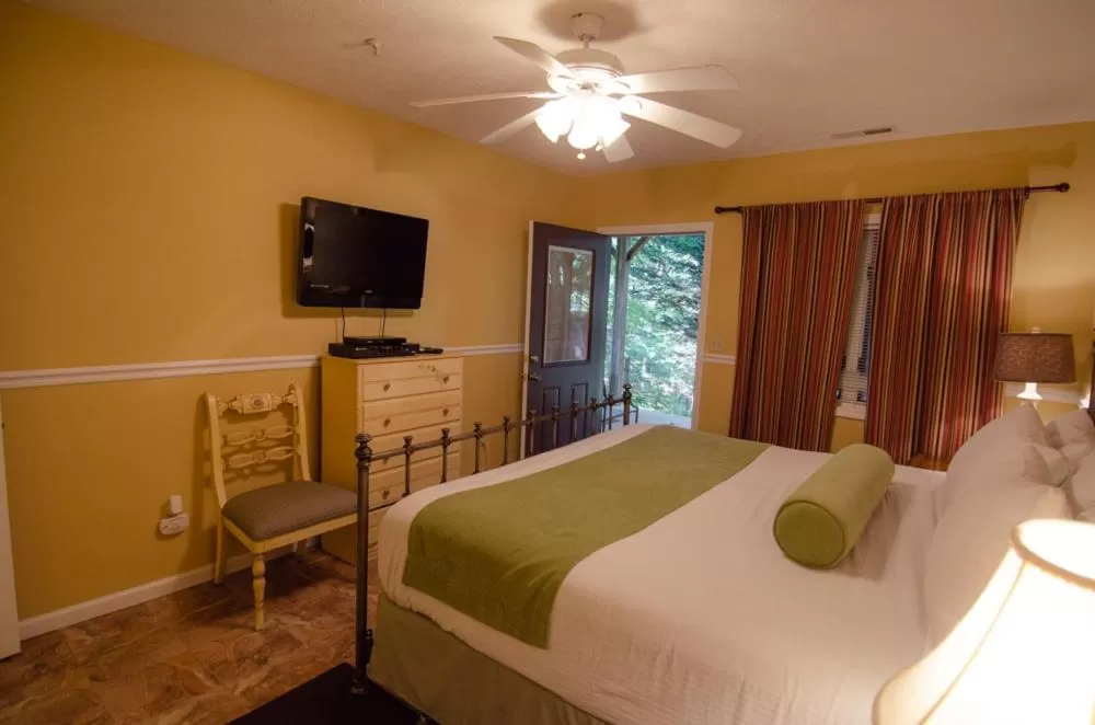 Bed in Asheville Cabins of Willow Winds