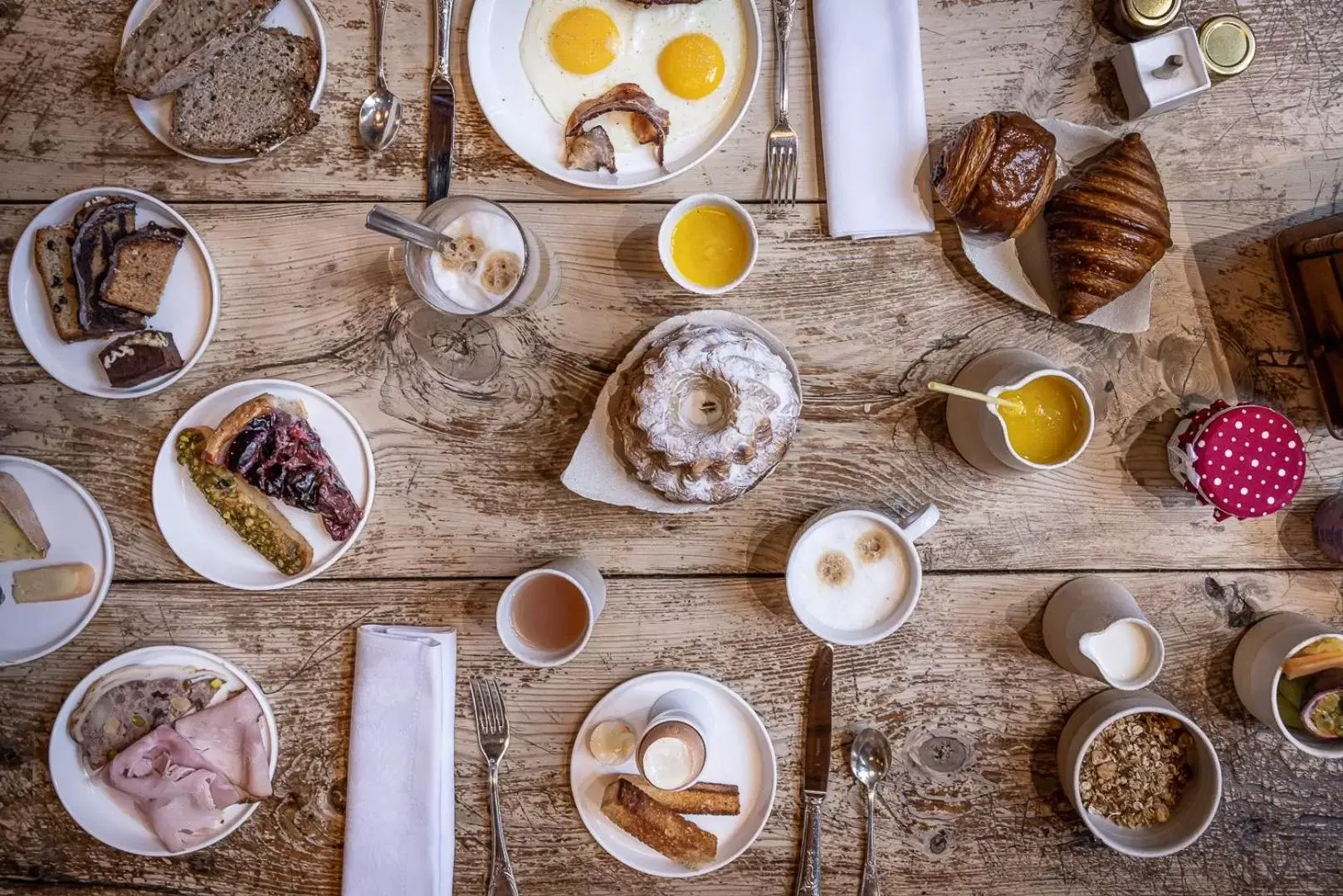 Breakfast in Relais et Châteaux Le Chambard