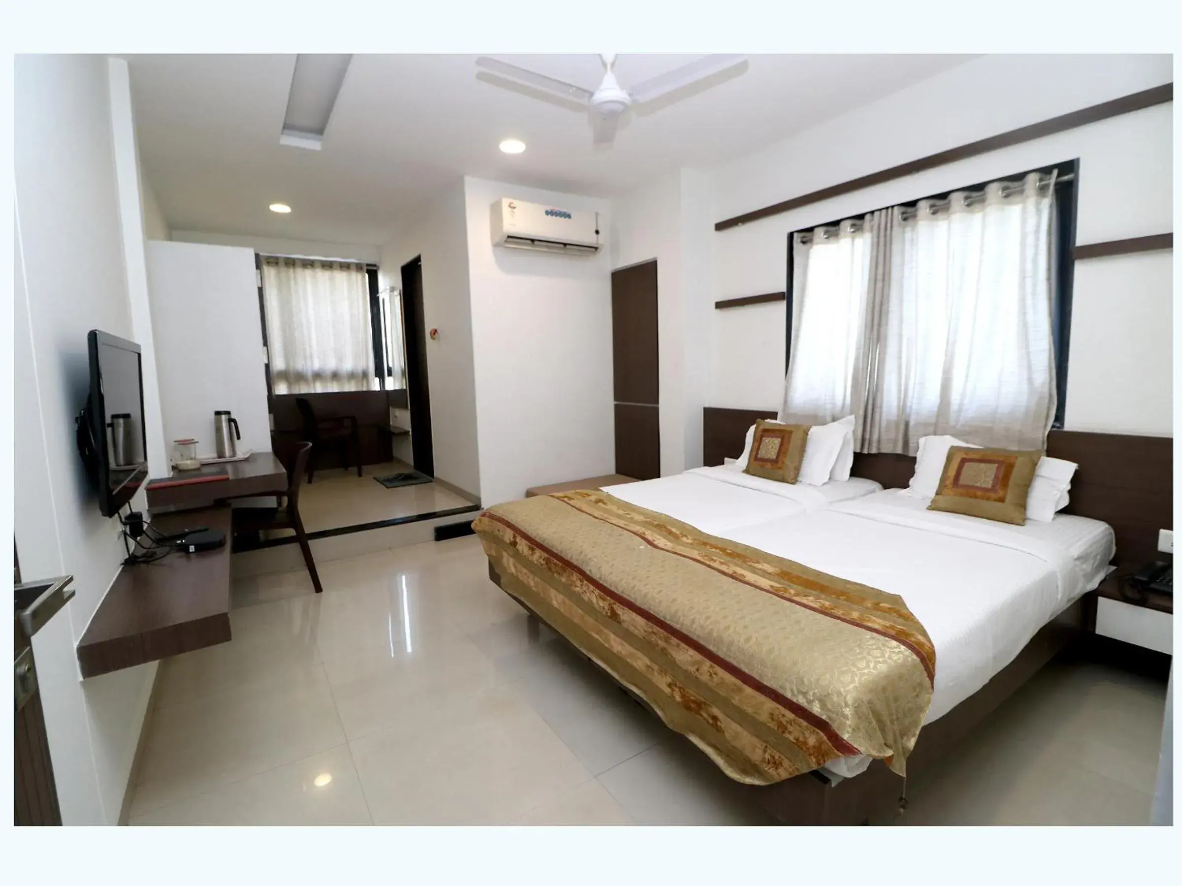 Photo of the whole room, Bed in Hotel Girnar