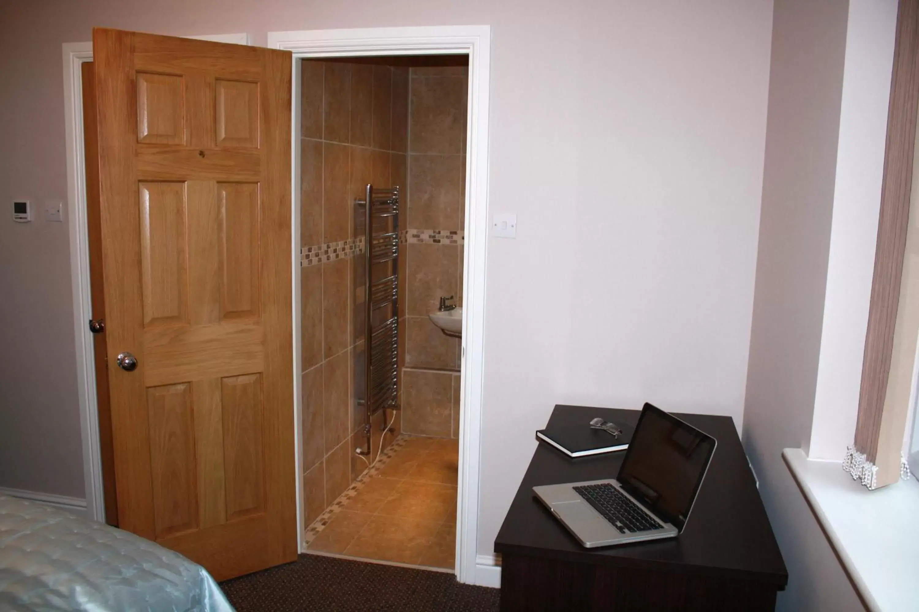 Shower in B&B Dorwyn Manor