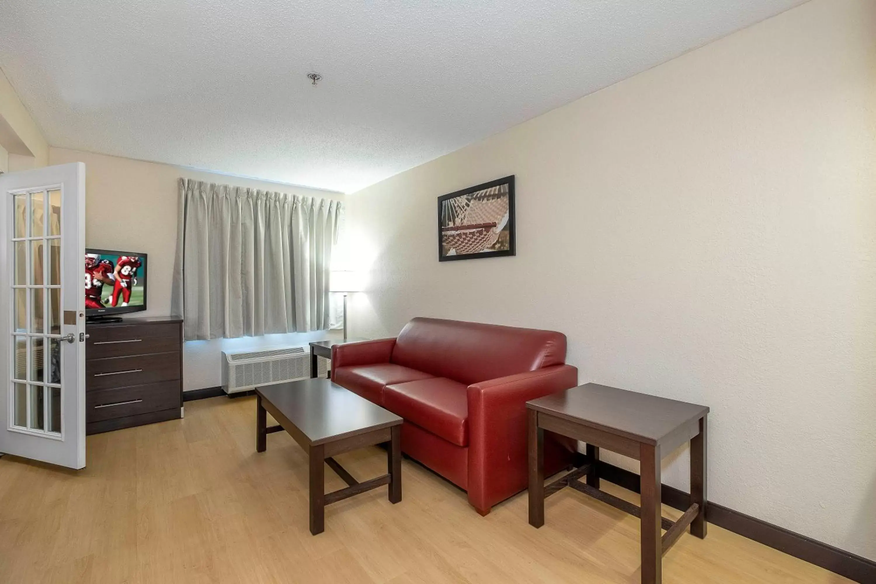 Photo of the whole room, Seating Area in Red Roof Inn PLUS+ Jacksonville – Southpoint