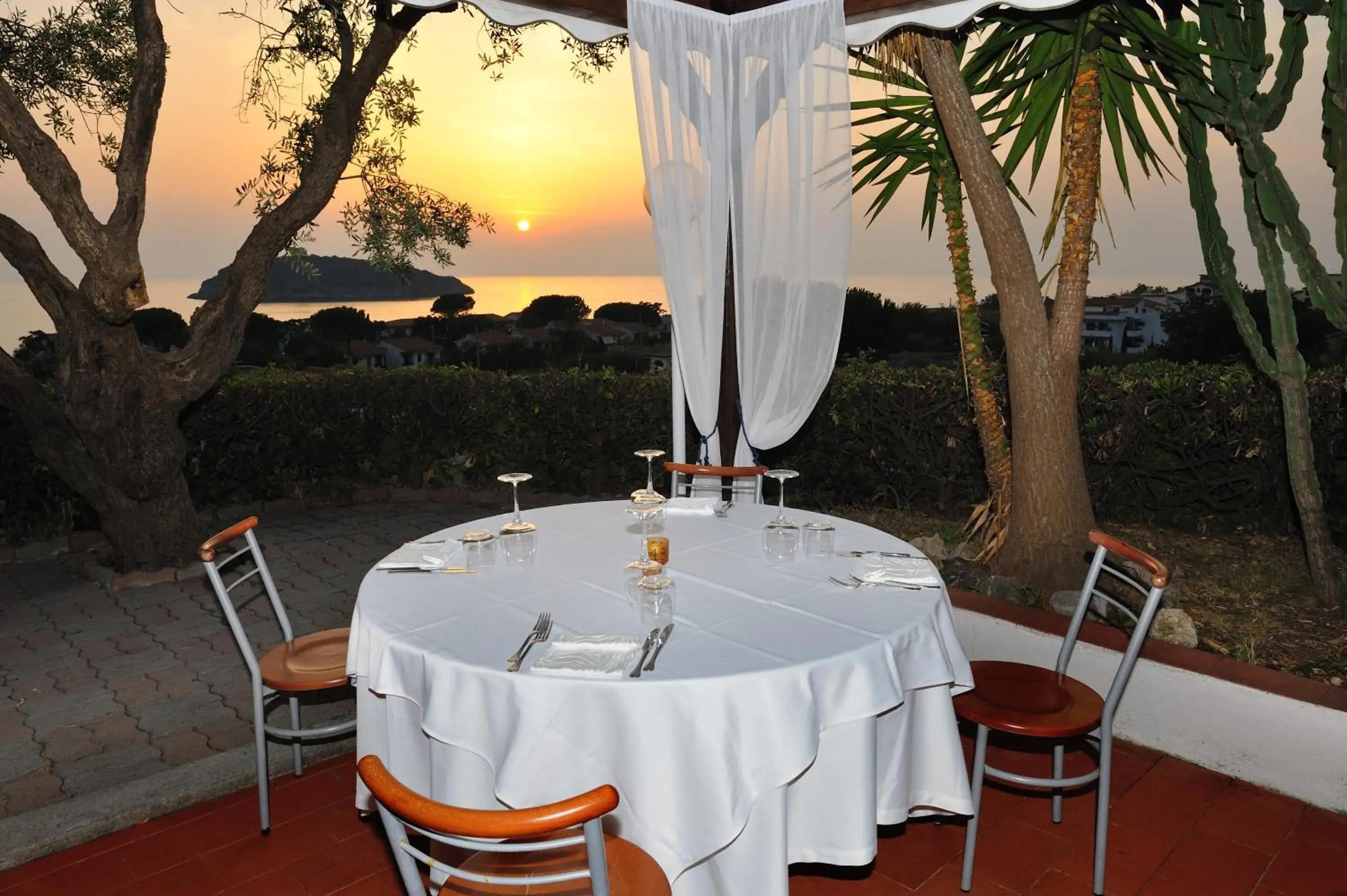 Sunset, Restaurant/Places to Eat in Hotel Cristina