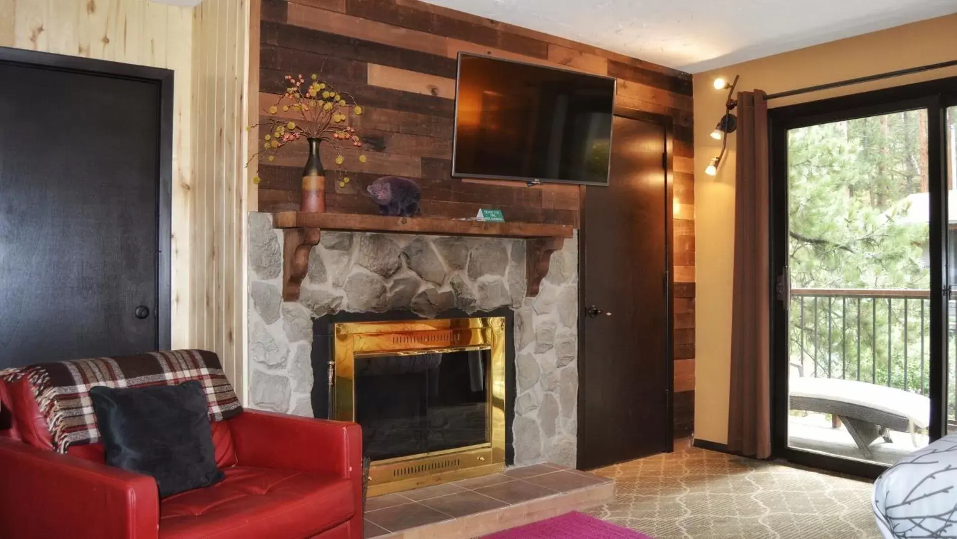 TV and multimedia, Seating Area in The Inn on Fall River & Fall River Cabins