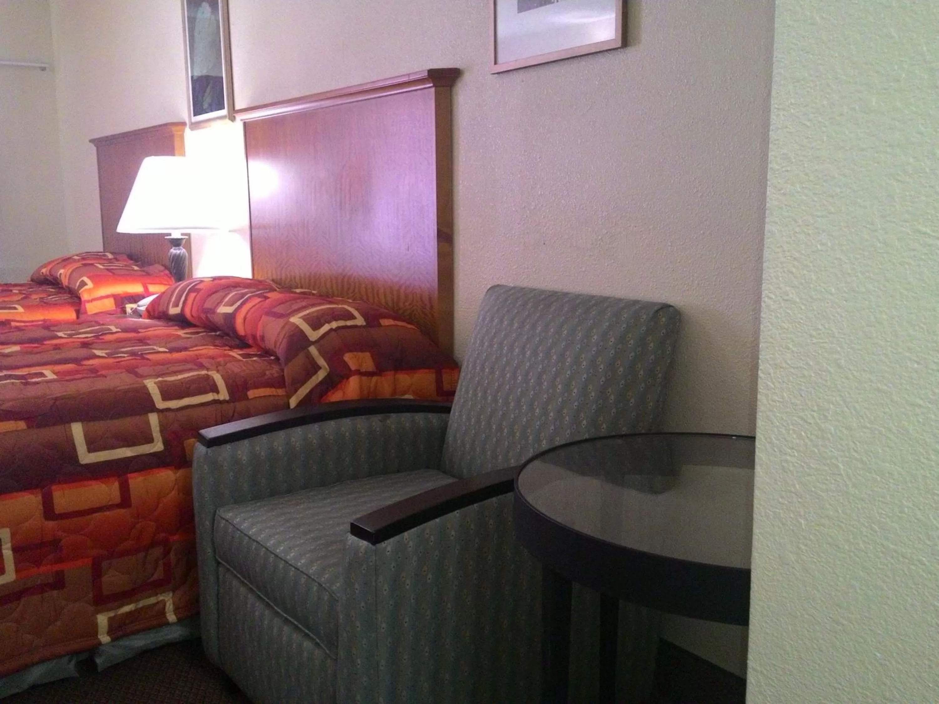 Seating area, Bed in Apalachicola Bay Inn