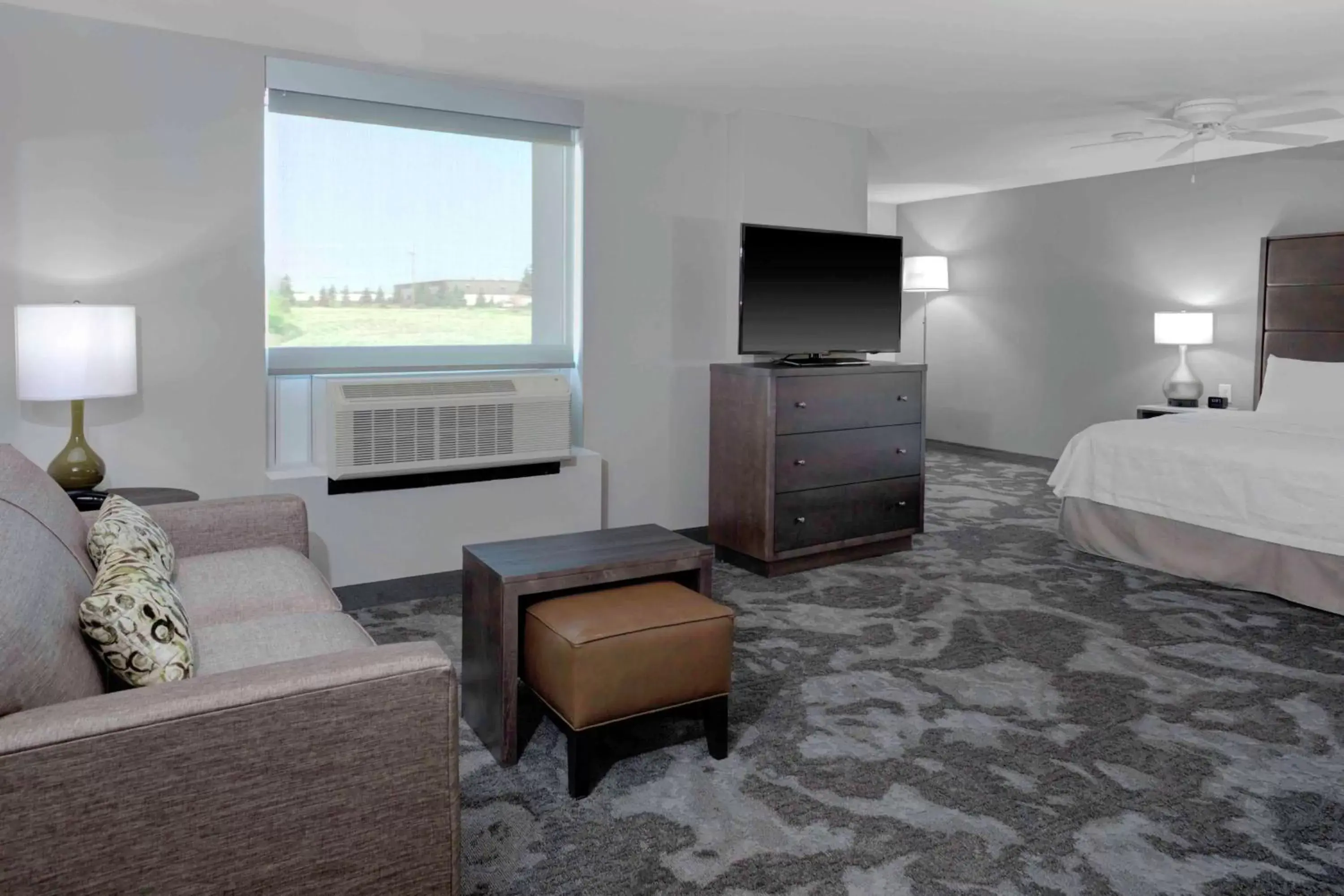 Living room, TV/Entertainment Center in Homewood Suites By Hilton Lansing Eastwood