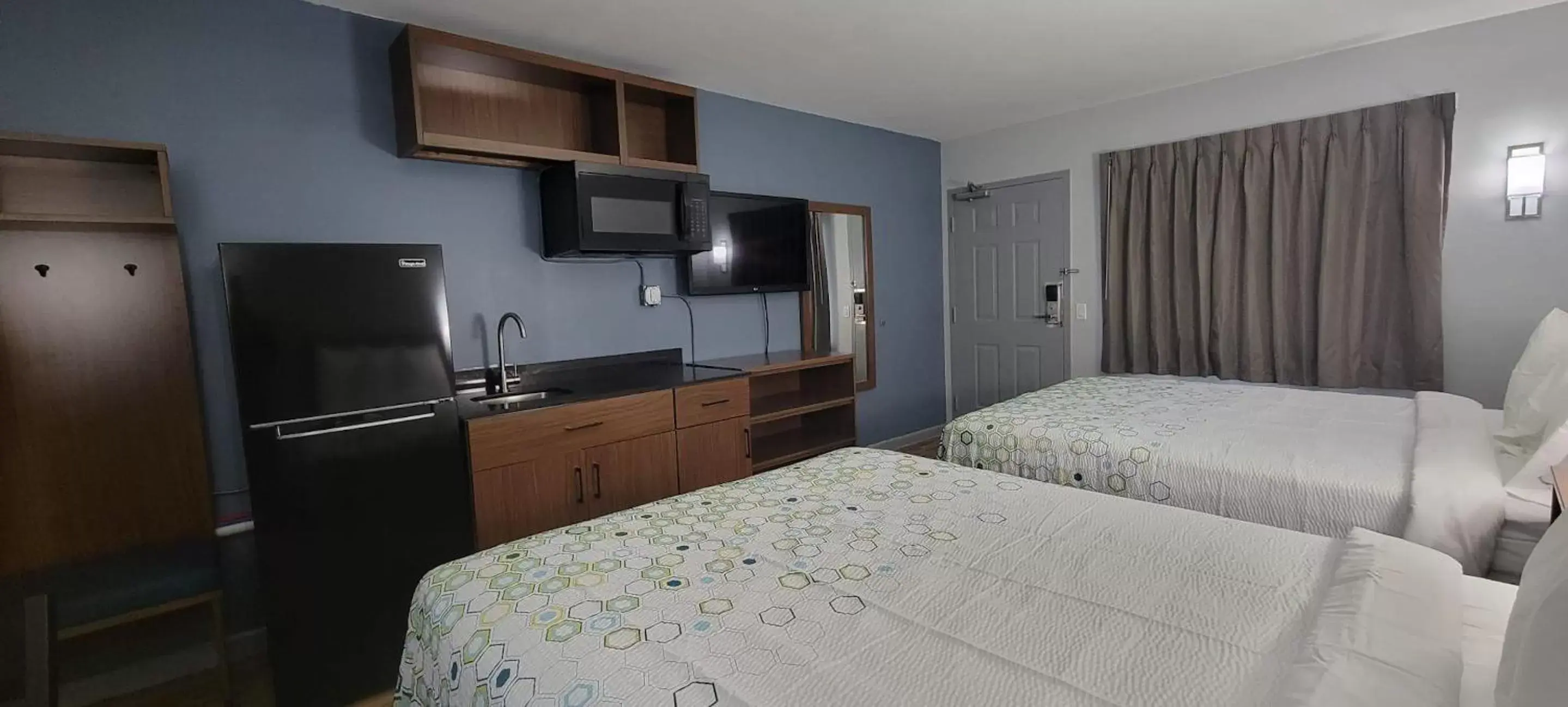 Bedroom, Bed in HomeTowne Studios by Red Roof Egg Harbor-Atlantic City Airport