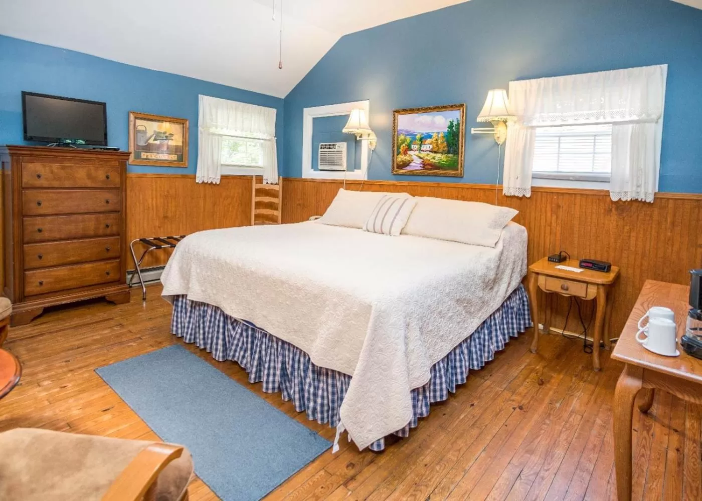 Photo of the whole room, Bed in Highland Lake Inn & Resort - Flat Rock