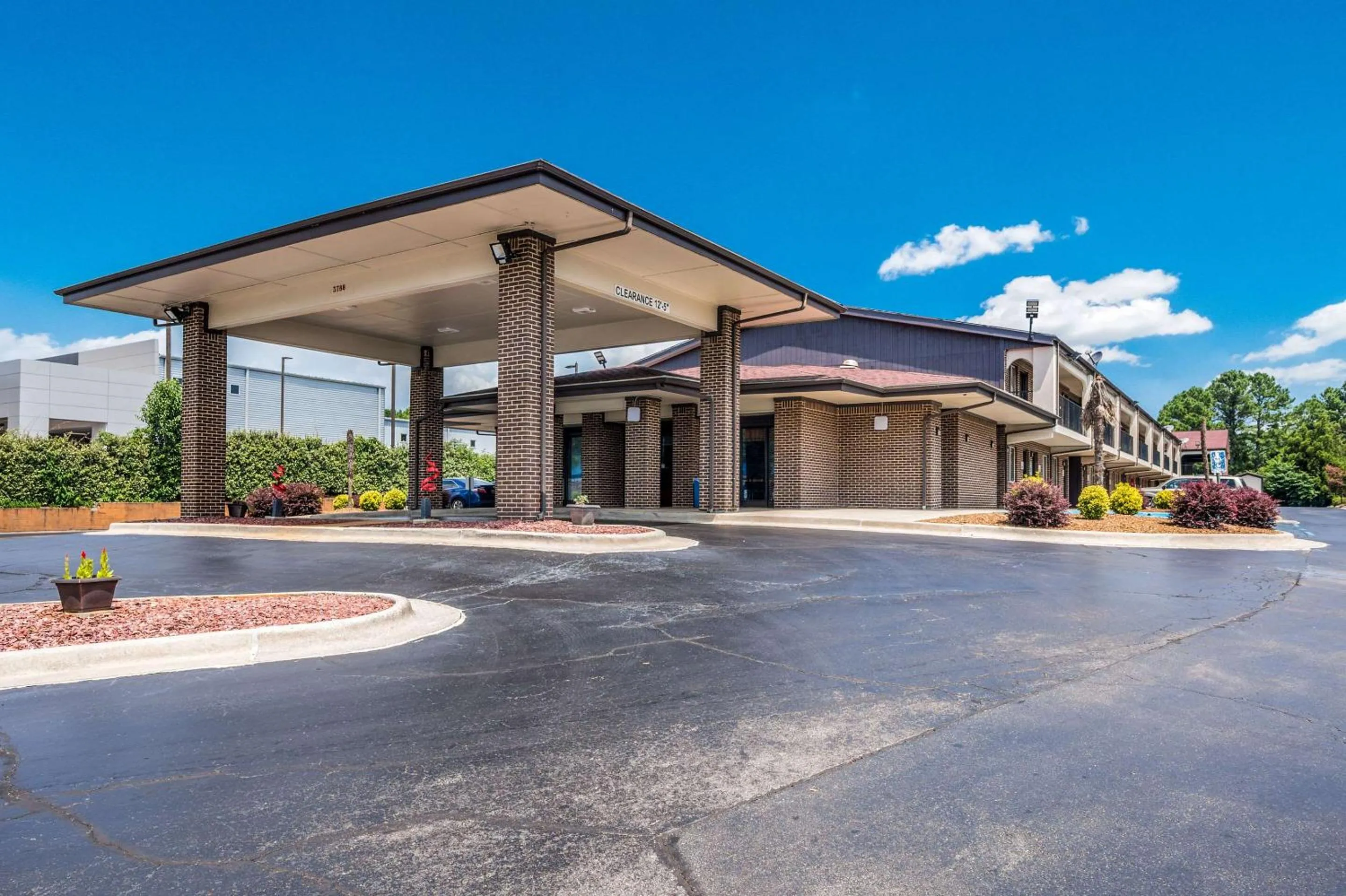 Property building in Econo Lodge Inn & Suites Huntsville University Area