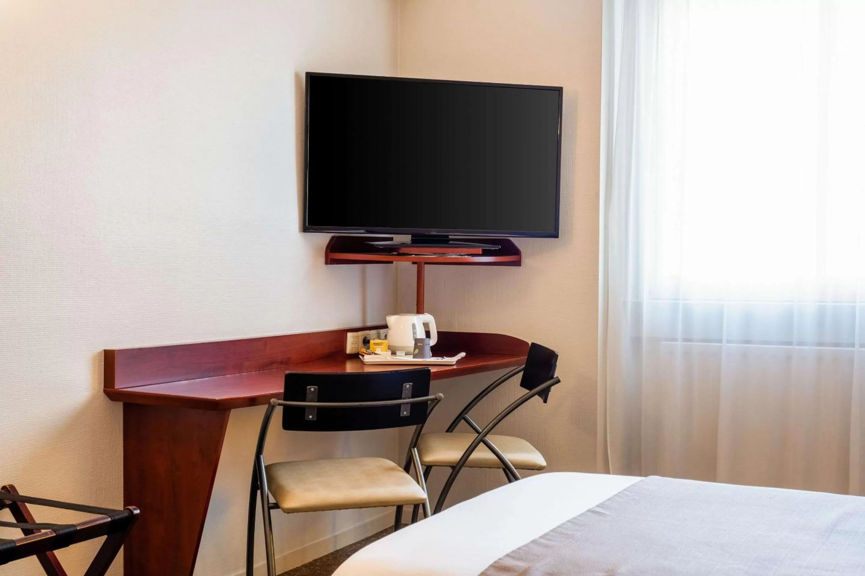 Photo of the whole room, Bed in Quality Hotel Pau Centre Bosquet