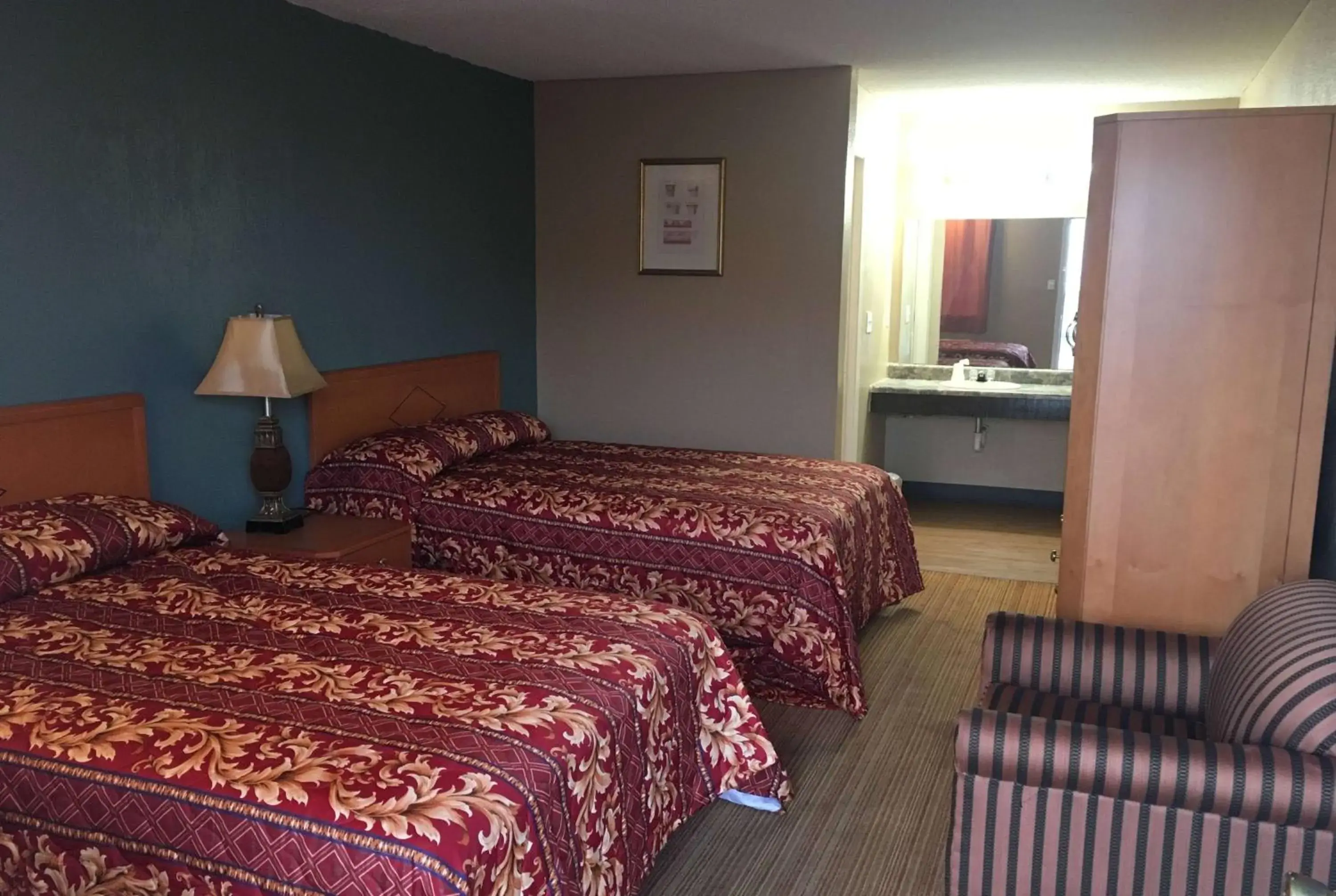 Photo of the whole room, Bed in Knights Inn Merrillville