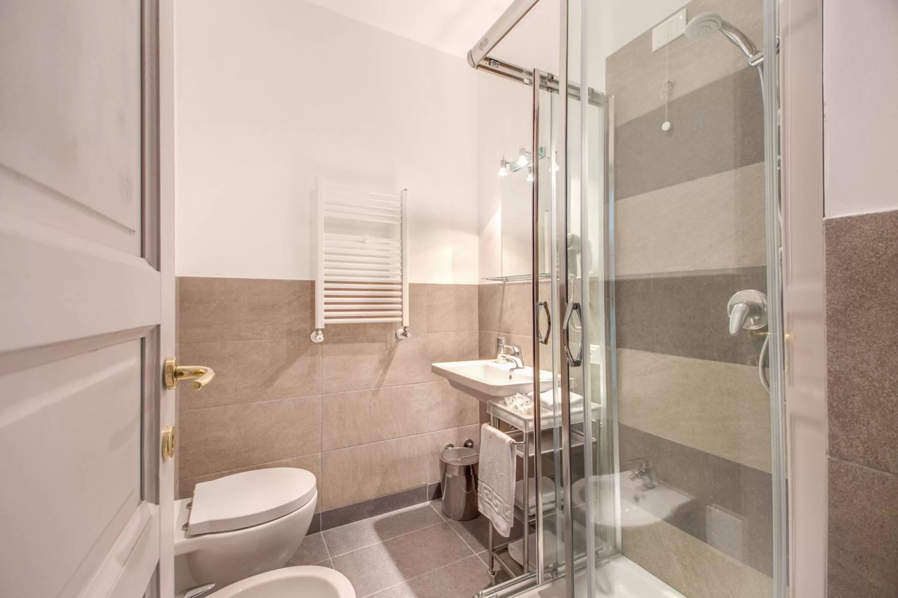 Bathroom in Biancorèroma B&B