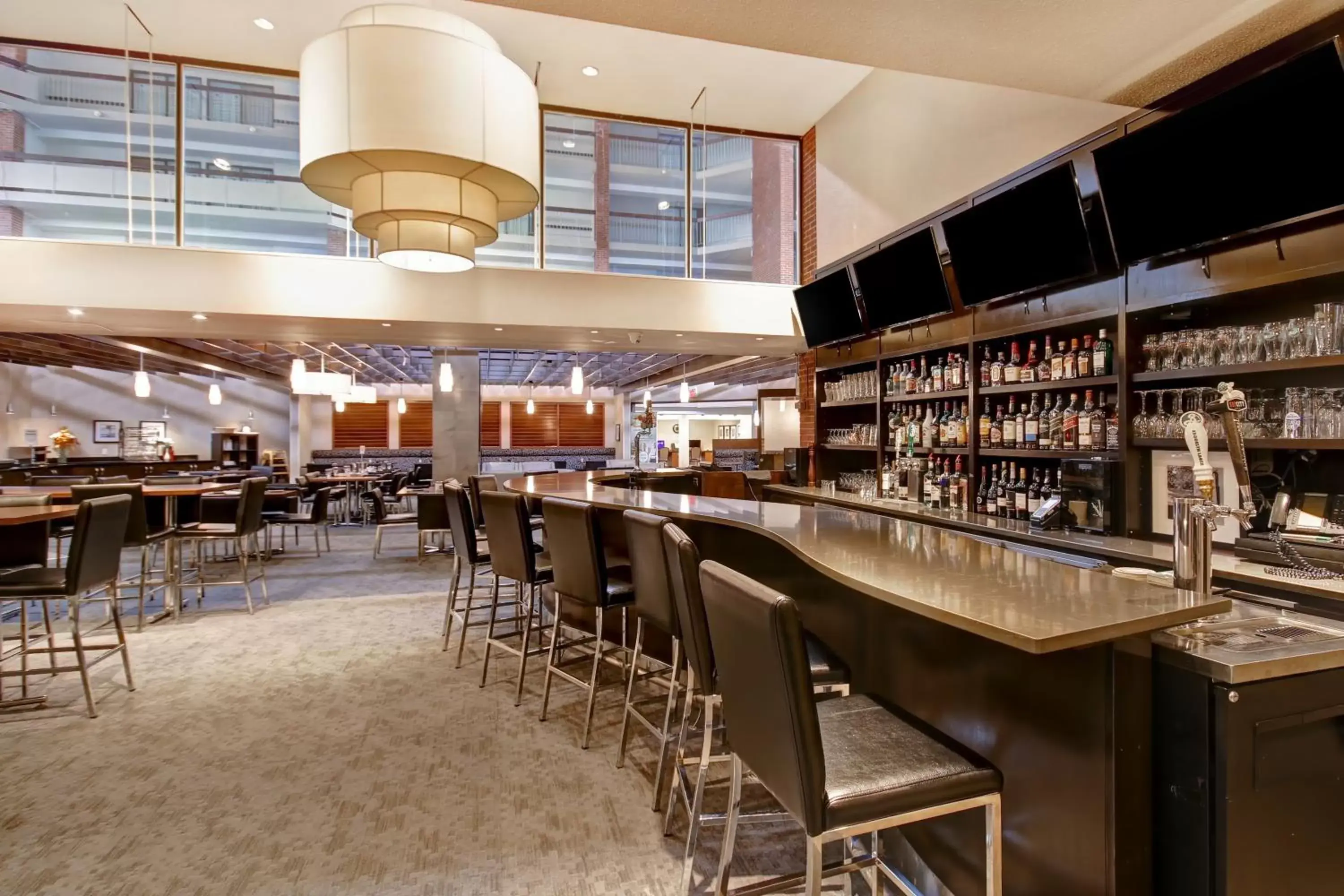 Lounge or bar, Lounge/Bar in Holiday Inn Oakville Centre, an IHG Hotel