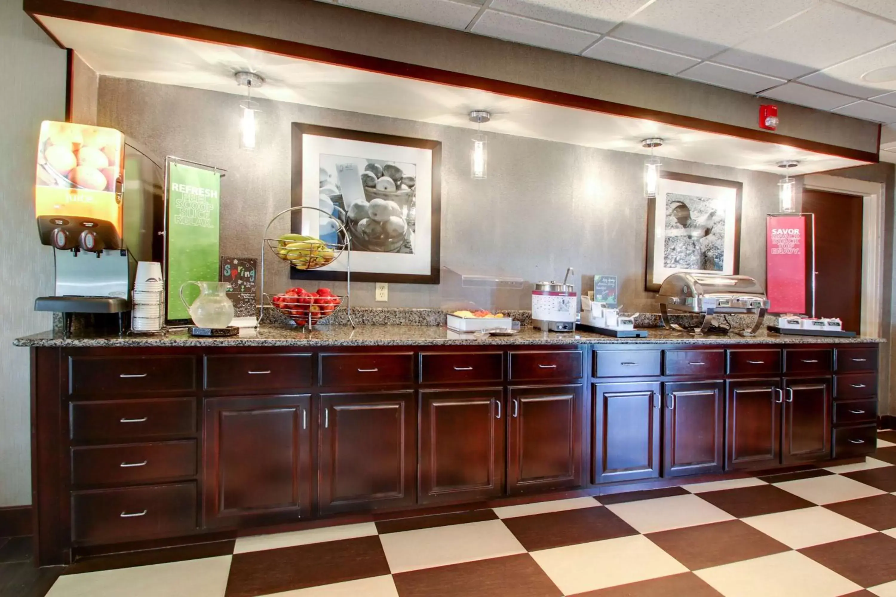 Dining area, Kitchen/Kitchenette in Hampton Inn Rolla