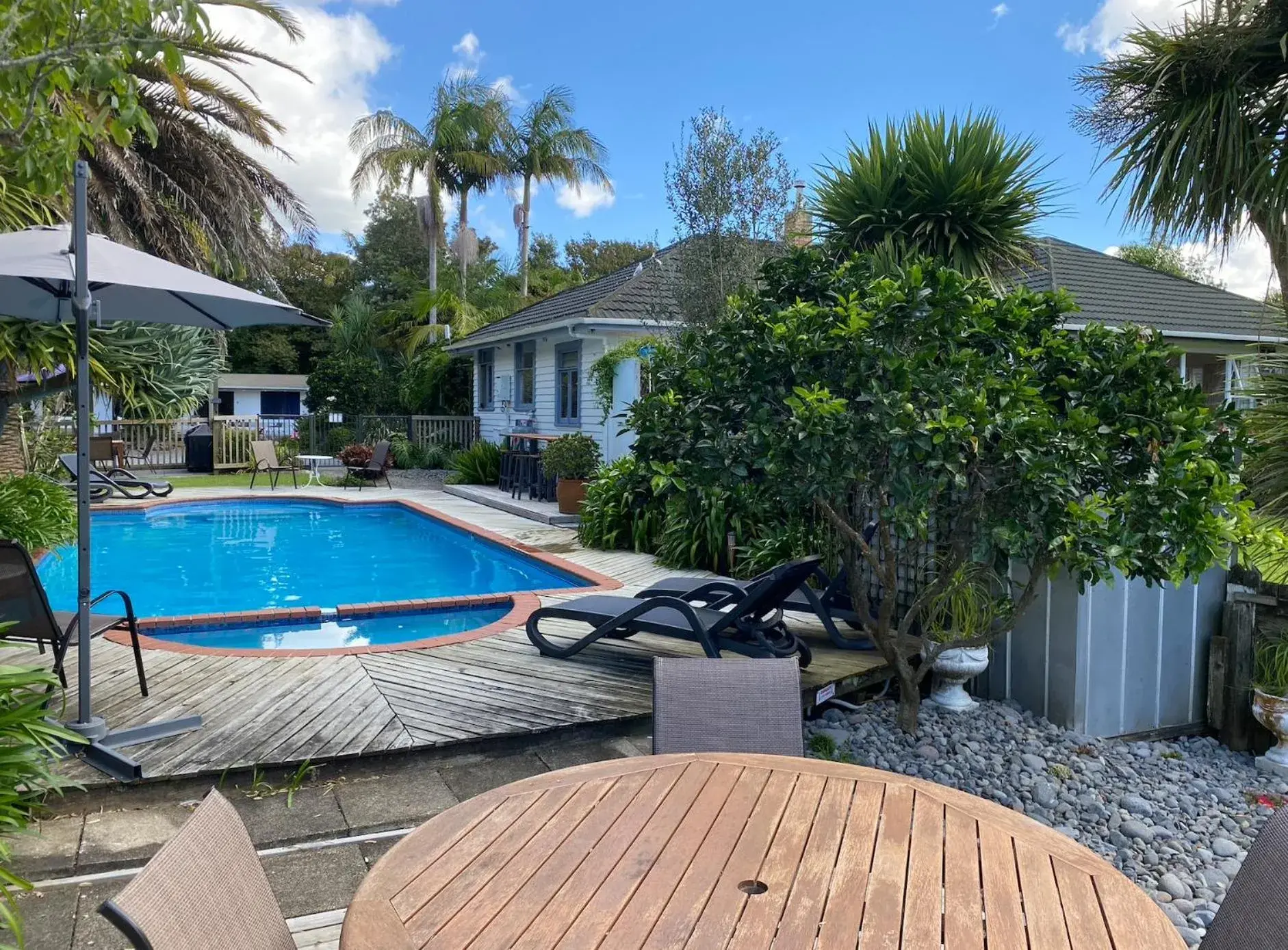 BBQ facilities, Swimming Pool in Colonial House Motel