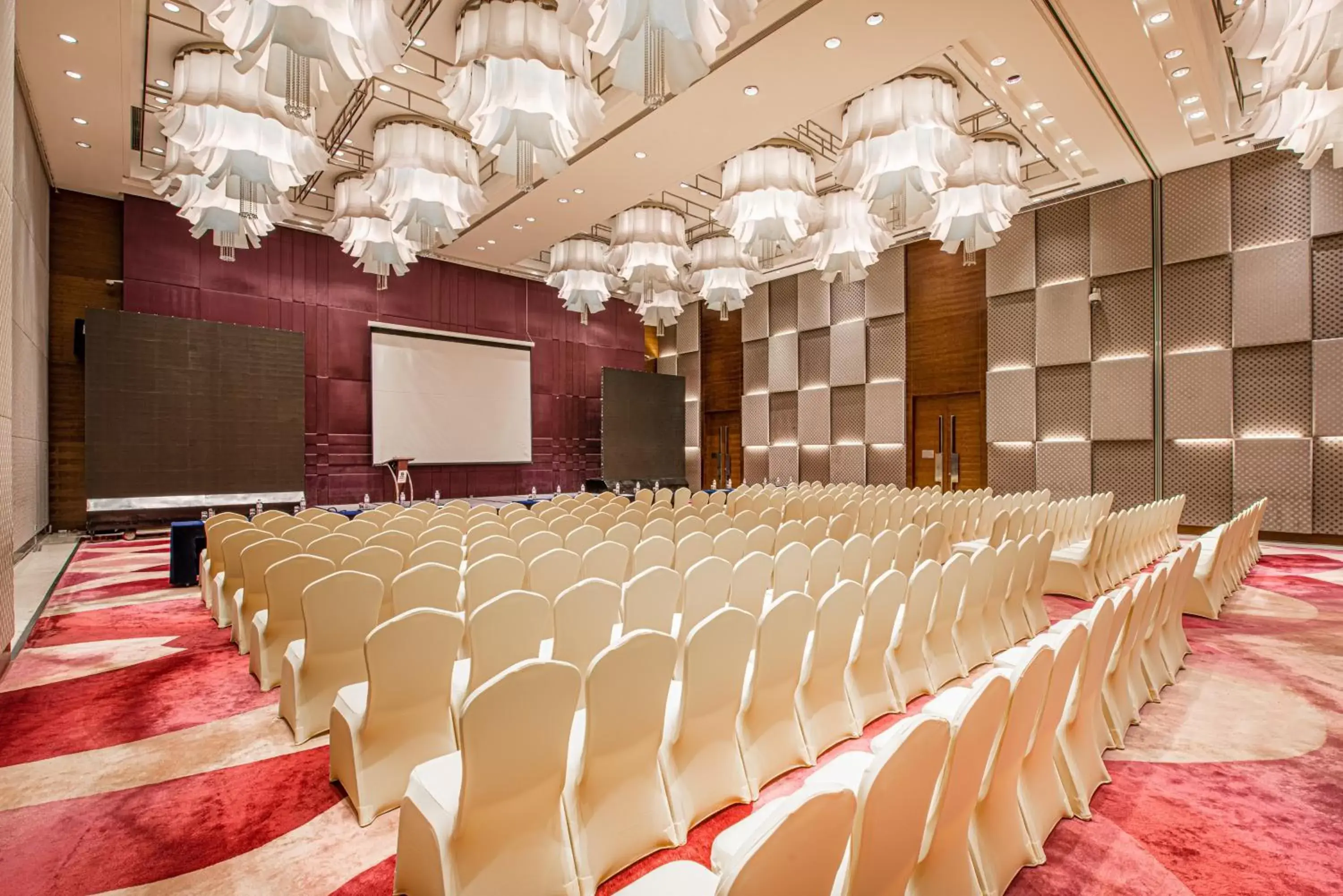 Banquet/Function facilities, Banquet Facilities in Holiday Inn Qingdao City Center, an IHG Hotel - Shopping MALL