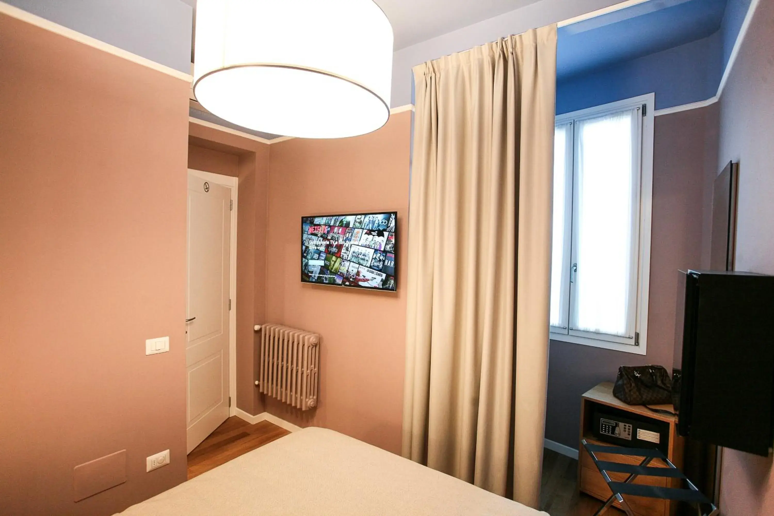 TV and multimedia, TV/Entertainment Center in Hotel Il Sole