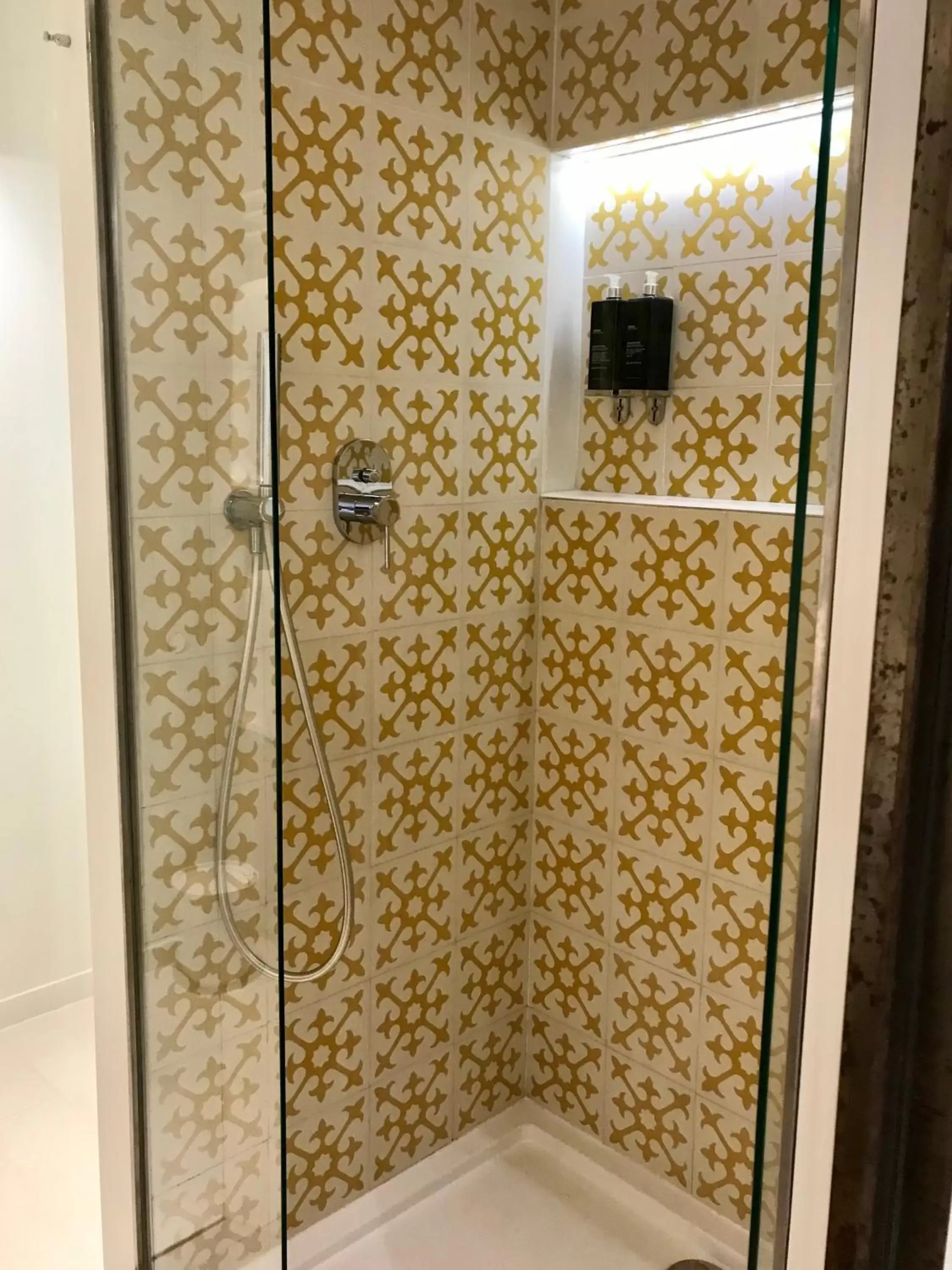 Shower, Bathroom in Hostal Spa Empúries