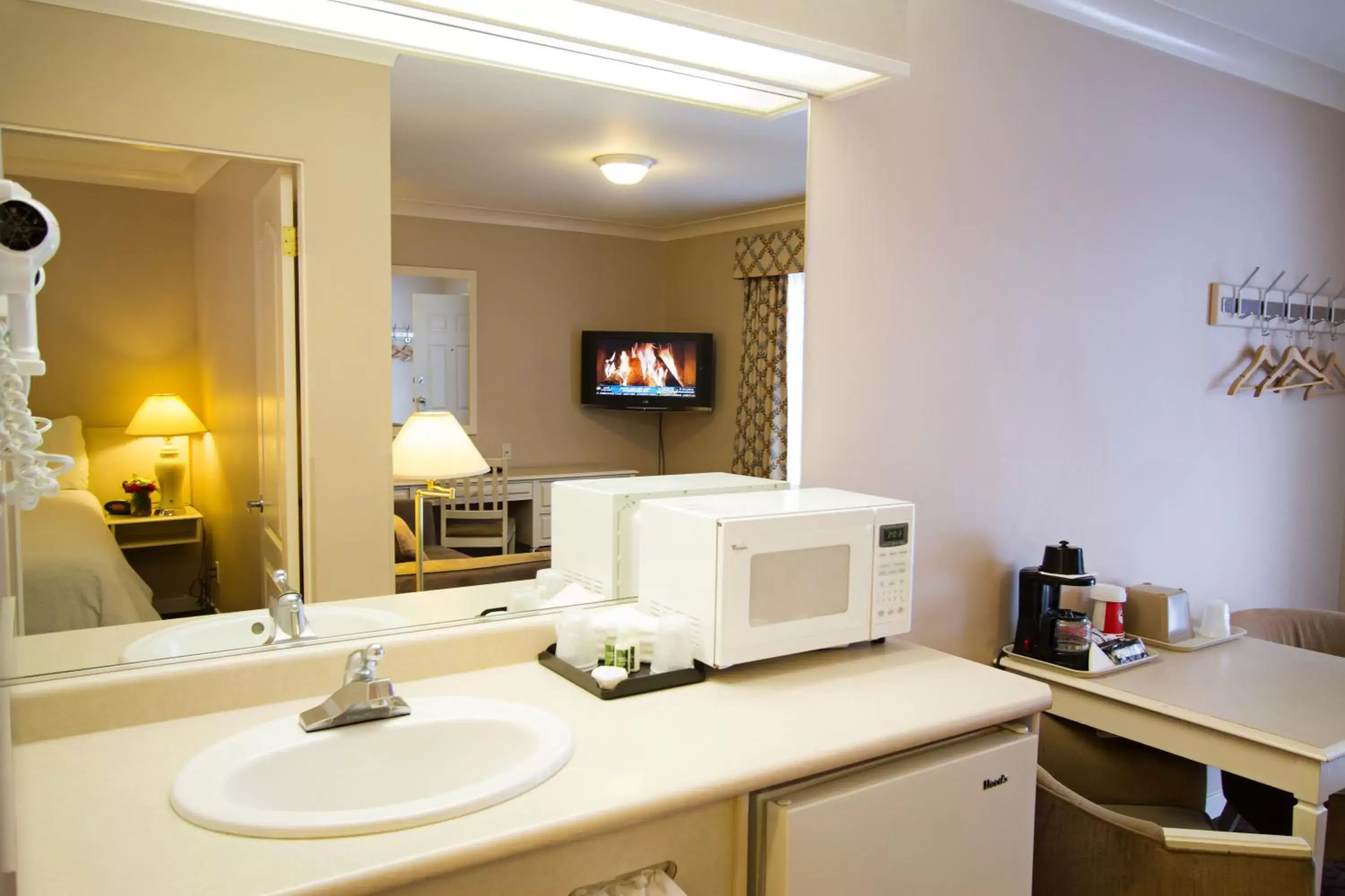 Kitchen or kitchenette, Bathroom in Glenwood Inn & Suites