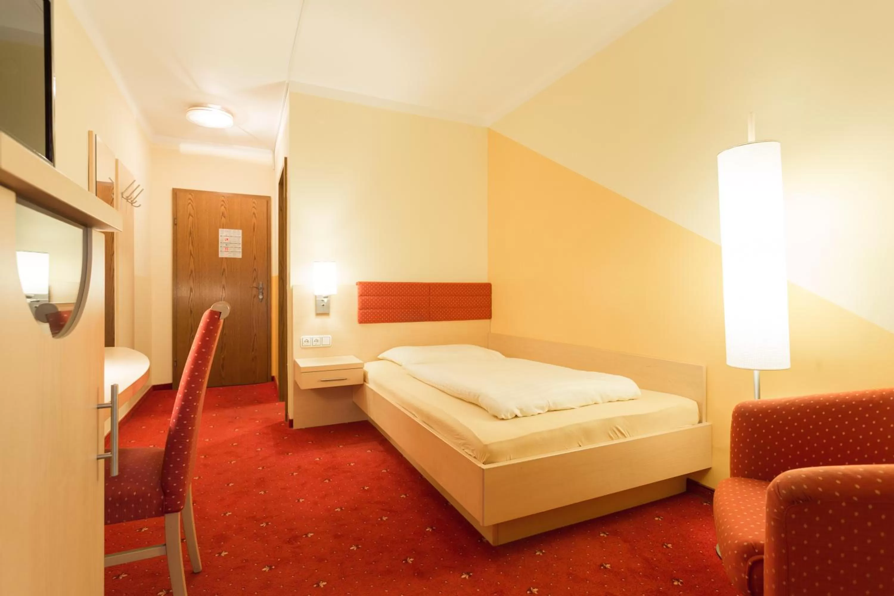 Photo of the whole room, Bed in Hotel Restaurant Böck "Roter Hahn"