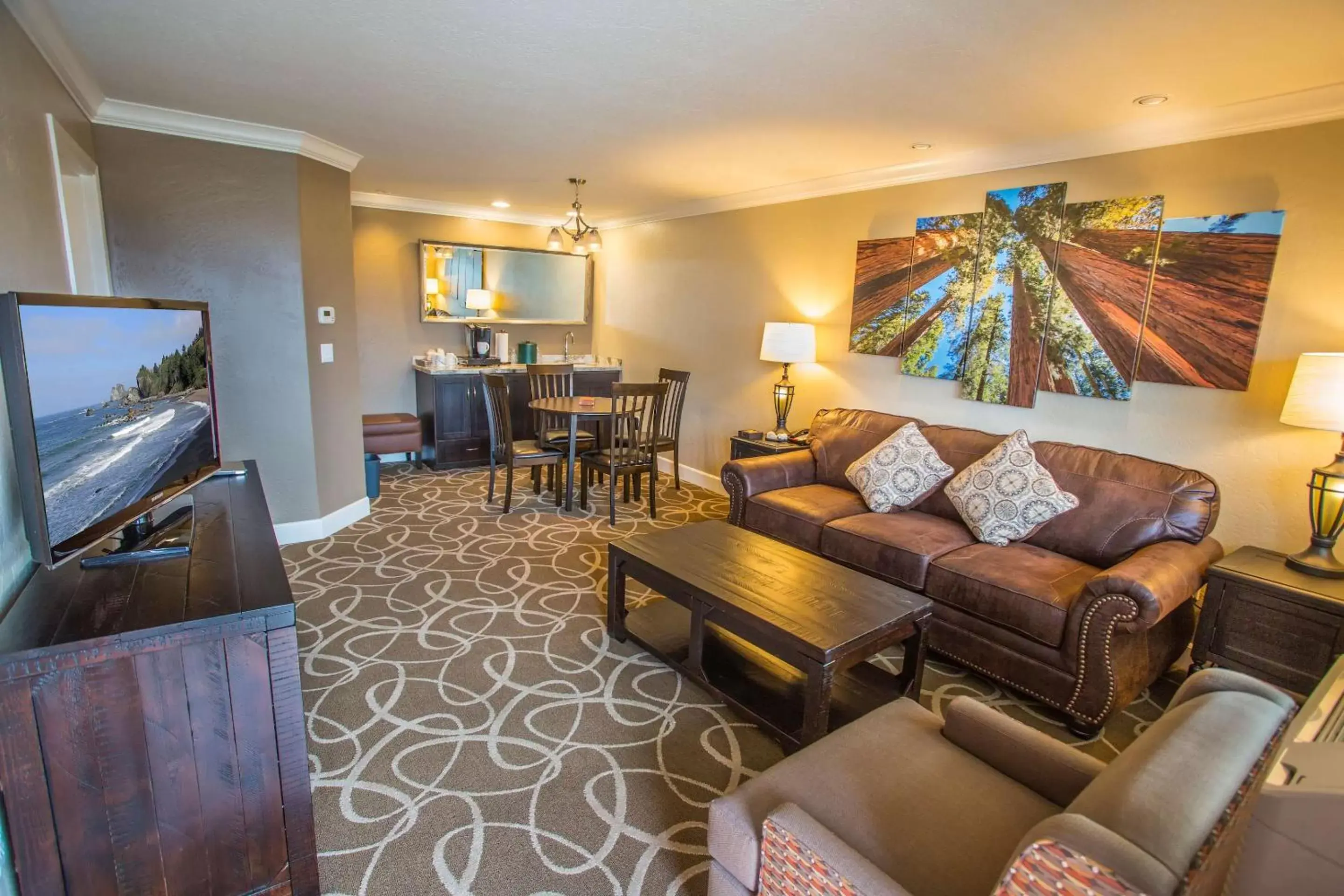 Living room, Seating Area in Best Western Plus Humboldt Bay Inn