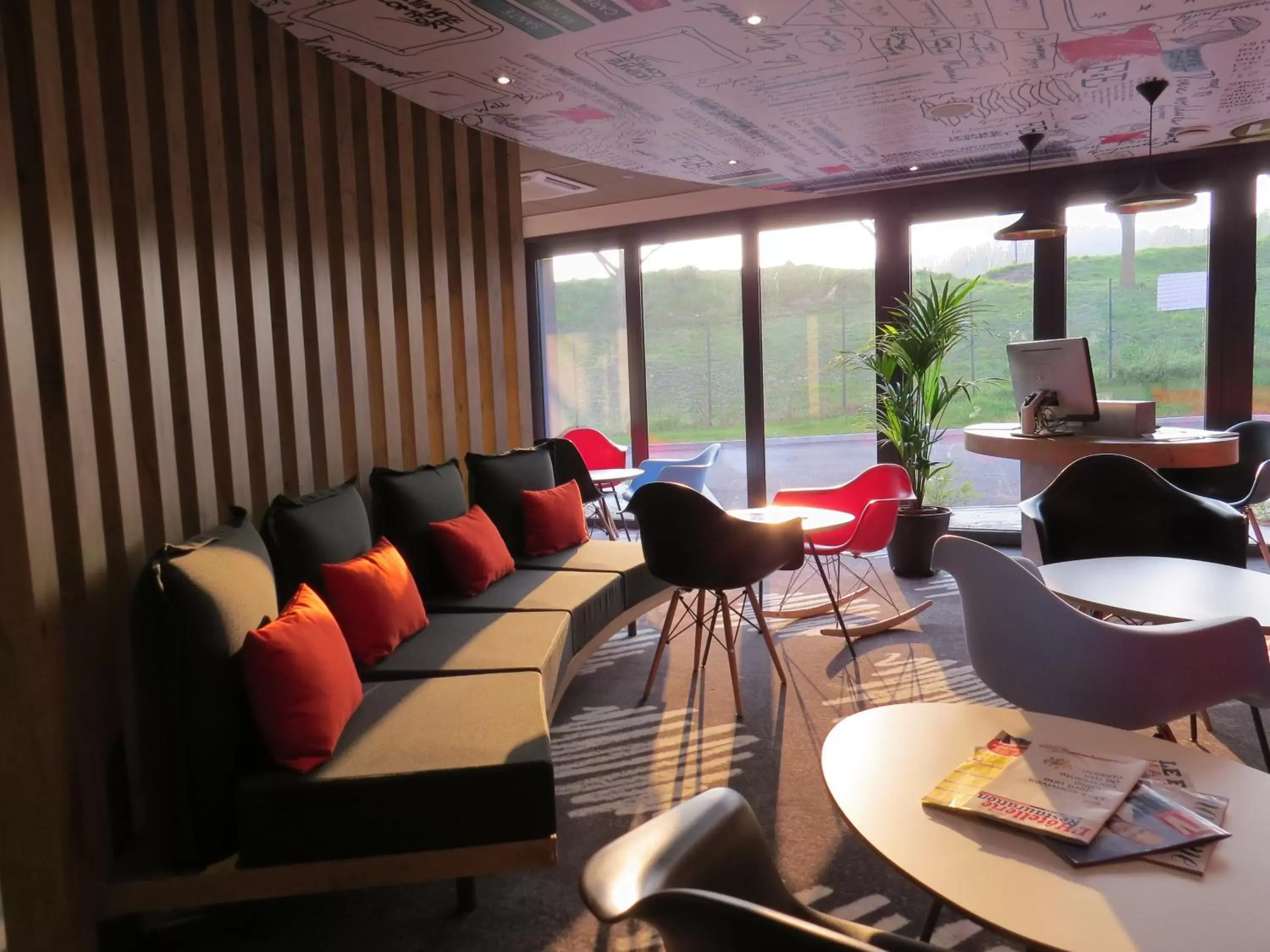 Lounge or bar in ibis Soissons