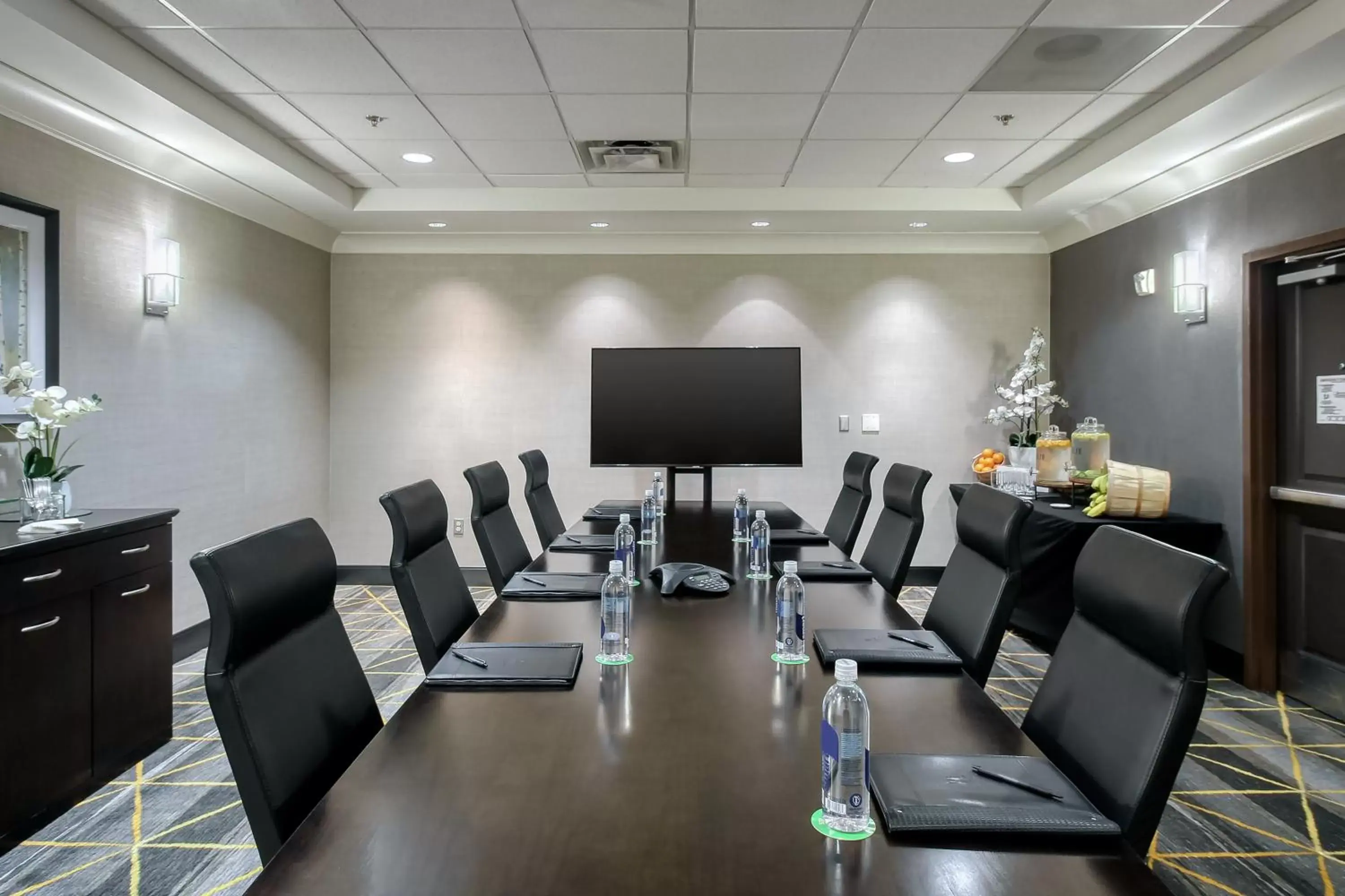 Meeting/conference room in Holiday Inn & Suites Atlanta Airport North, an IHG Hotel