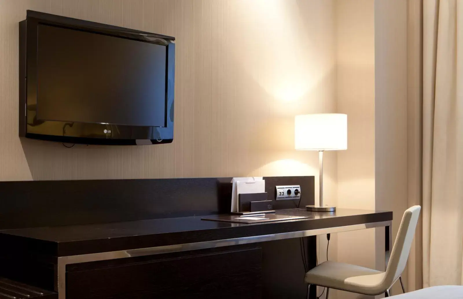 TV and multimedia, TV/Entertainment Center in Hotel Maydrit Airport