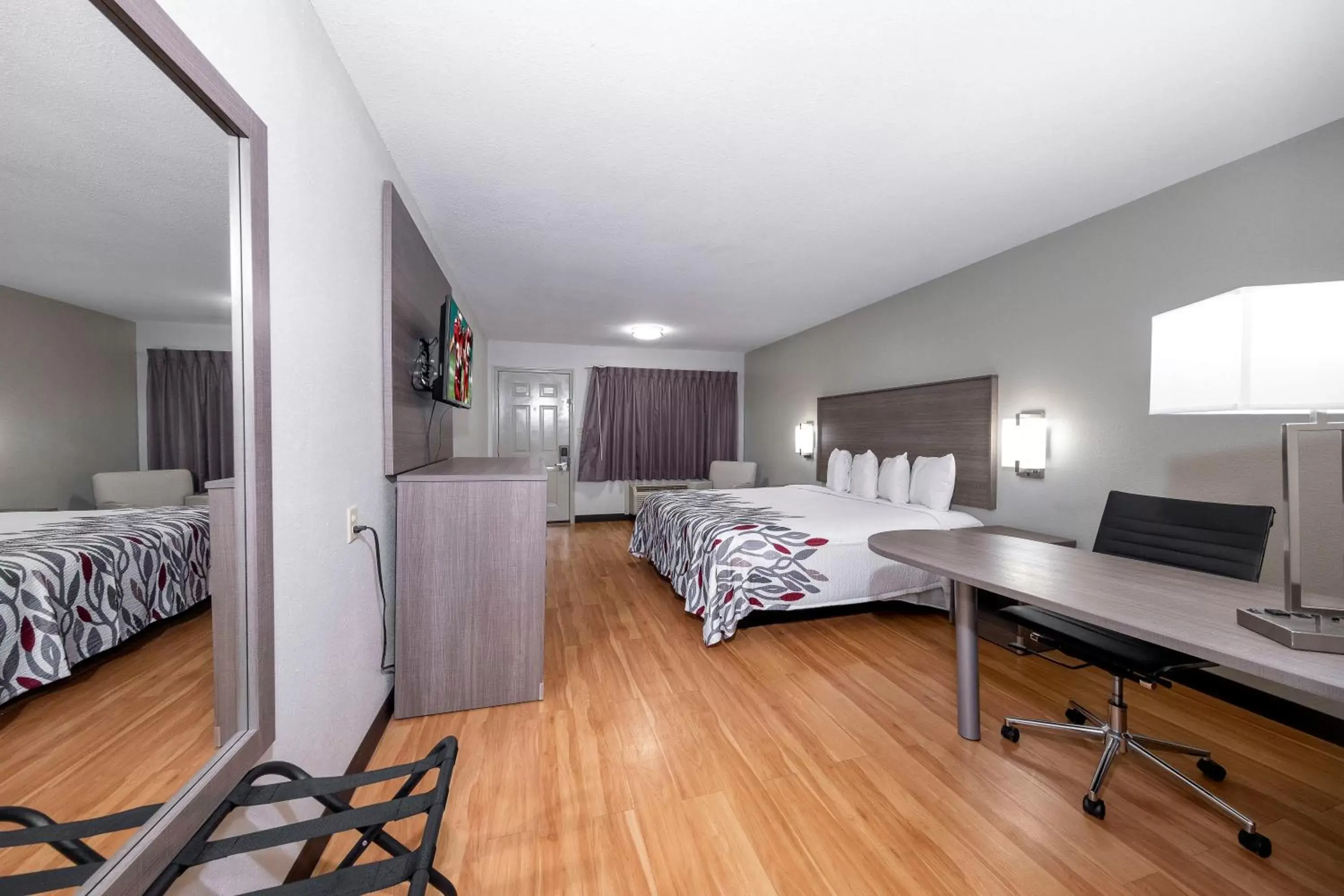 Photo of the whole room, Bed in Red Roof Inn Bay Minette Photo of the whole room, Bed in Red Roof Inn Bay Minette