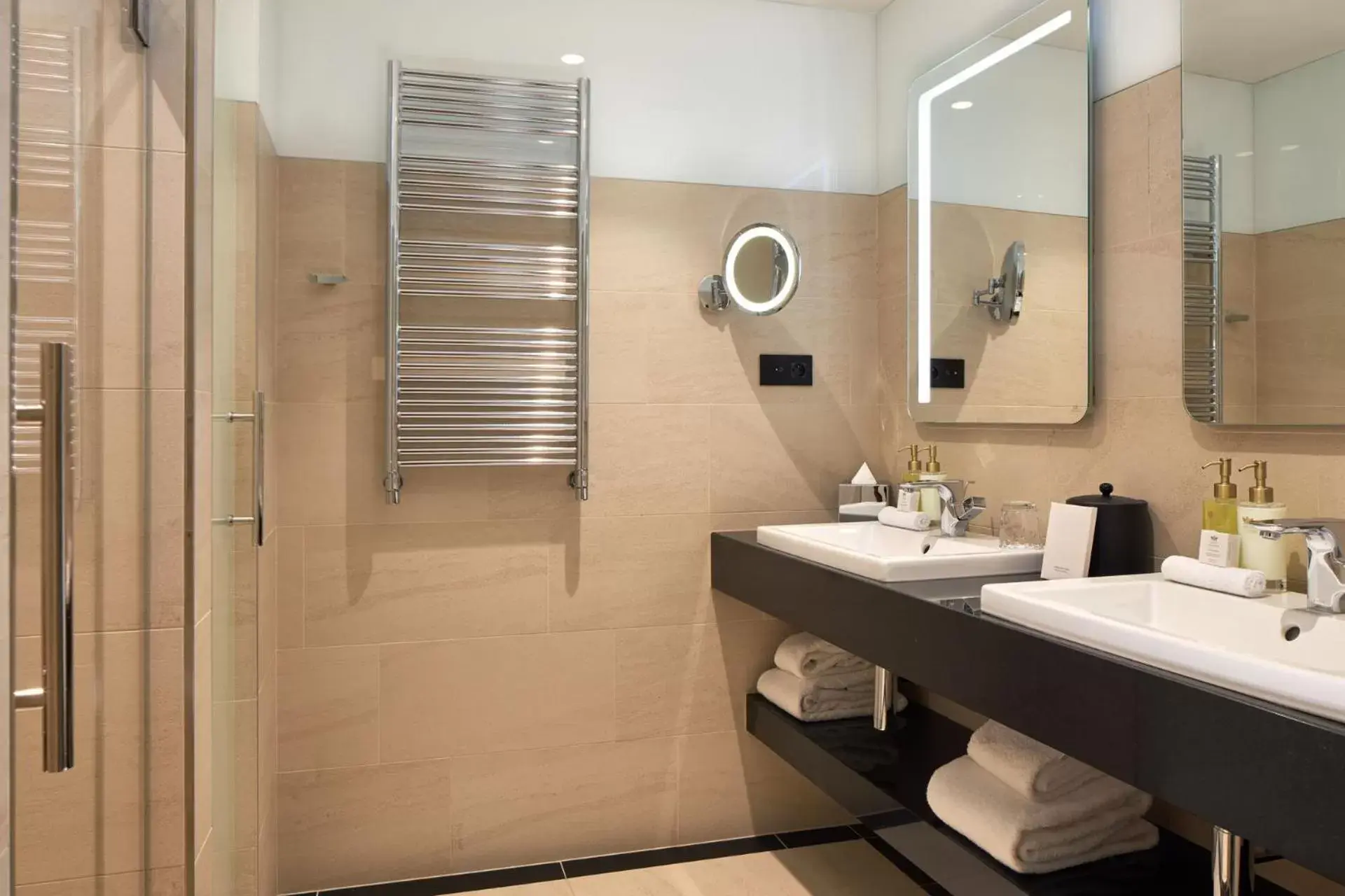 Bathroom in Maison Albar Hotels Le Pont-Neuf