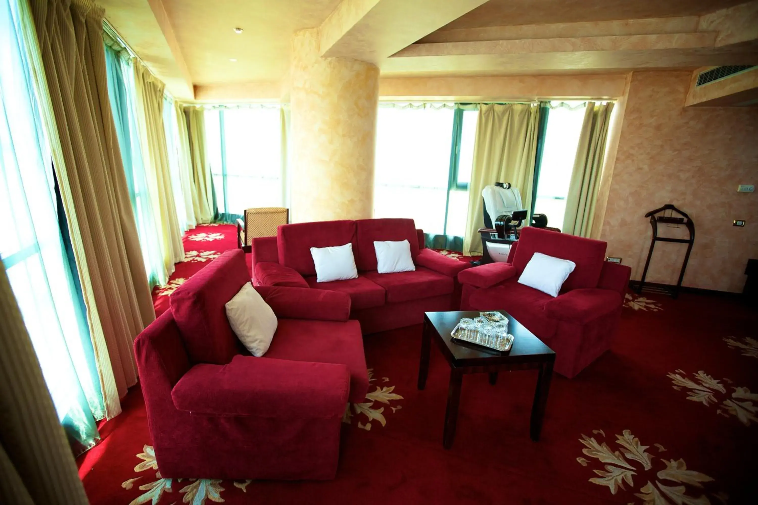 Photo of the whole room, Seating Area in Hotel Delta 4