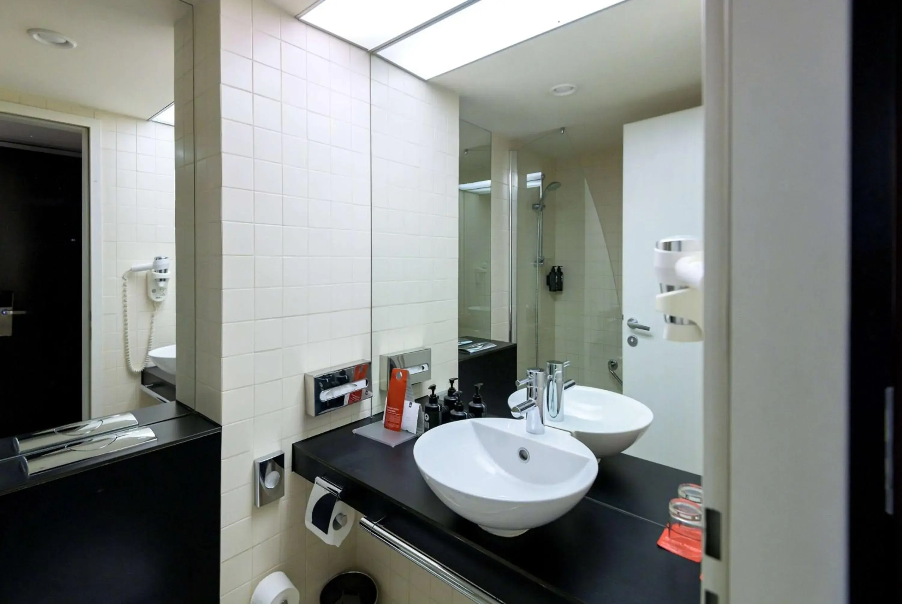 TV and multimedia, Bathroom in Ramada Plaza by Wyndham Bucharest Convention Center