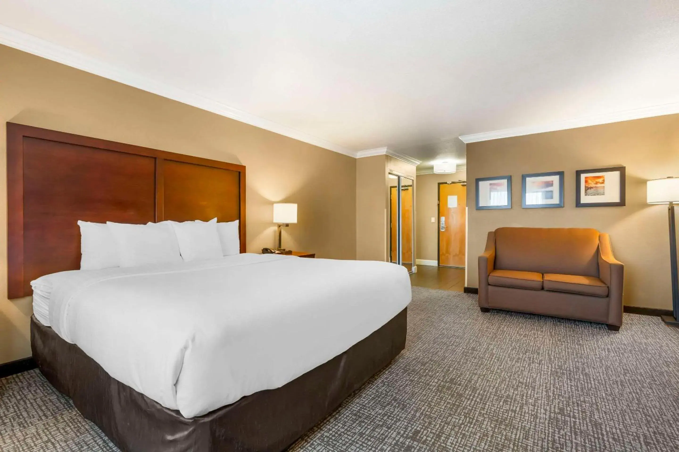 Bedroom, Bed in Comfort Inn & Suites Redwood Country