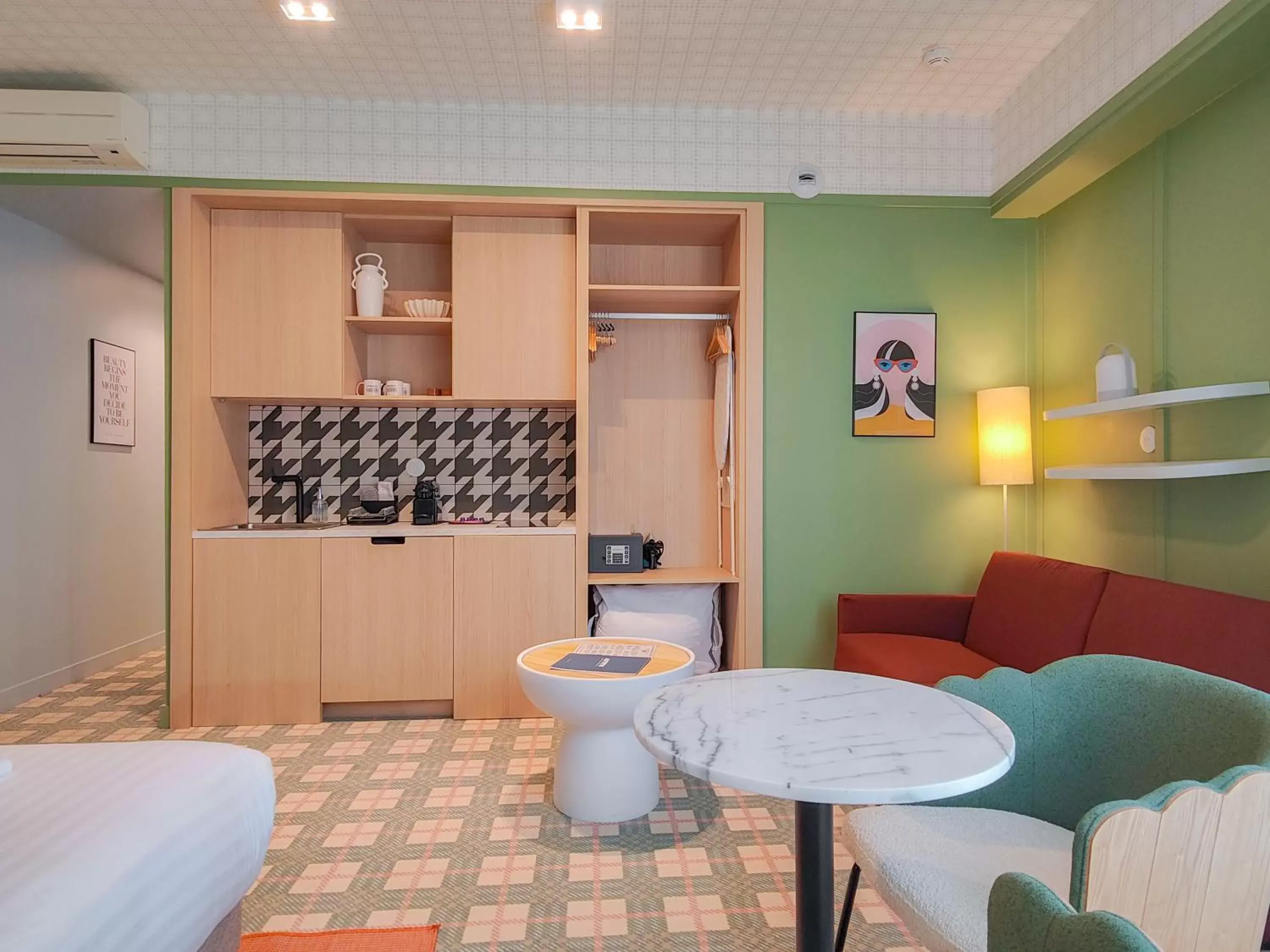 Seating area, Kitchen/Kitchenette in Aparthotel AMMI Nice Lafayette - Reopening 2023