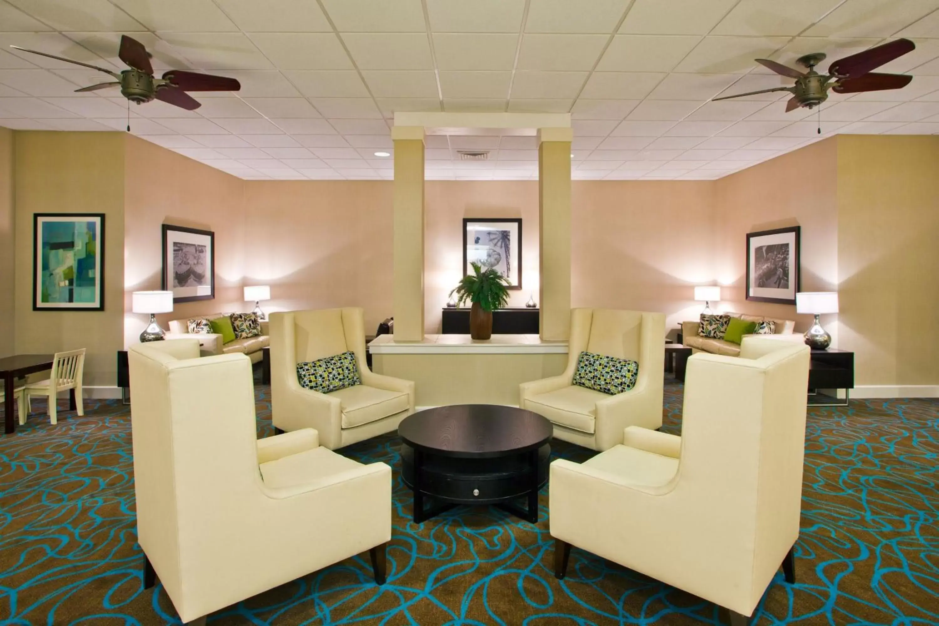 Lobby or reception, Seating Area in Holiday Inn & Suites Across From Universal Orlando, an IHG Hotel