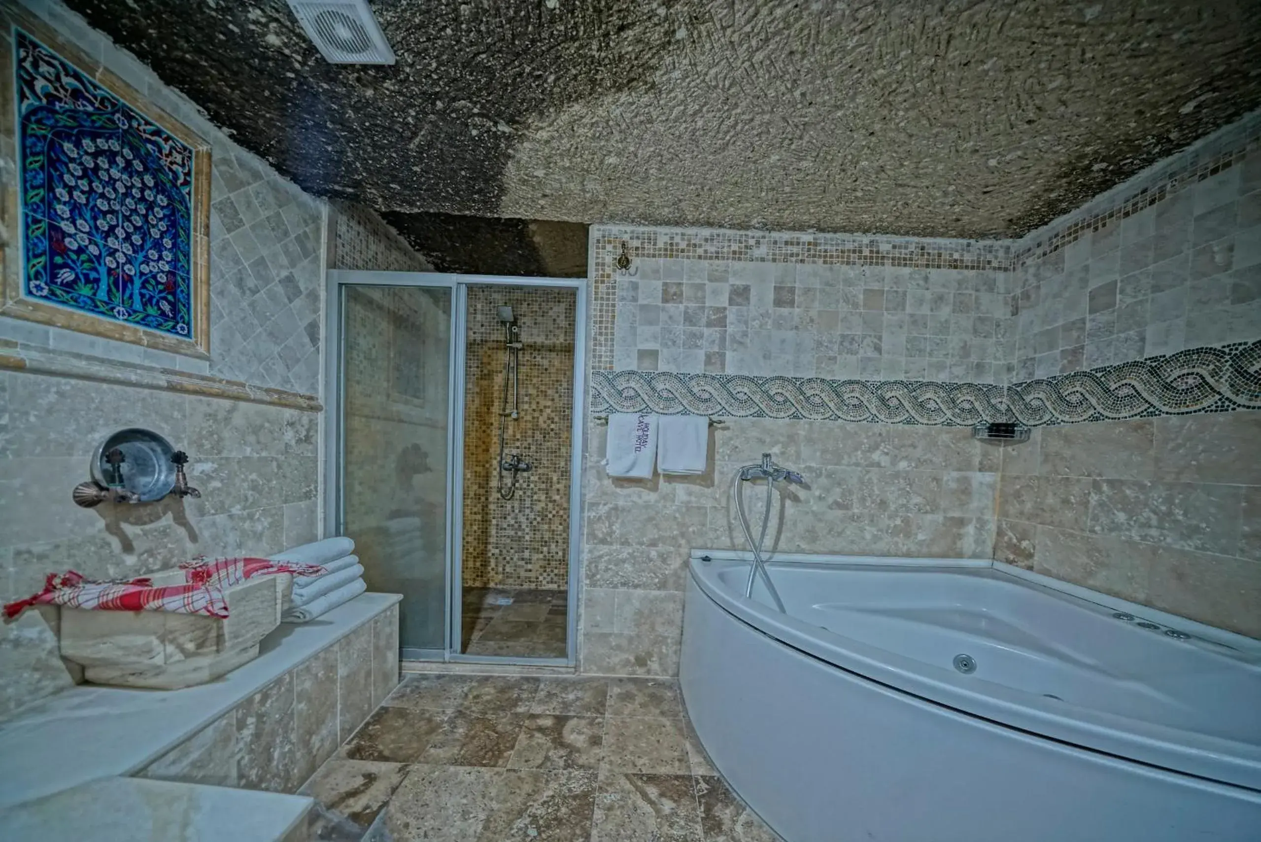 Hot Tub, Bathroom in Holiday Cave Hotel