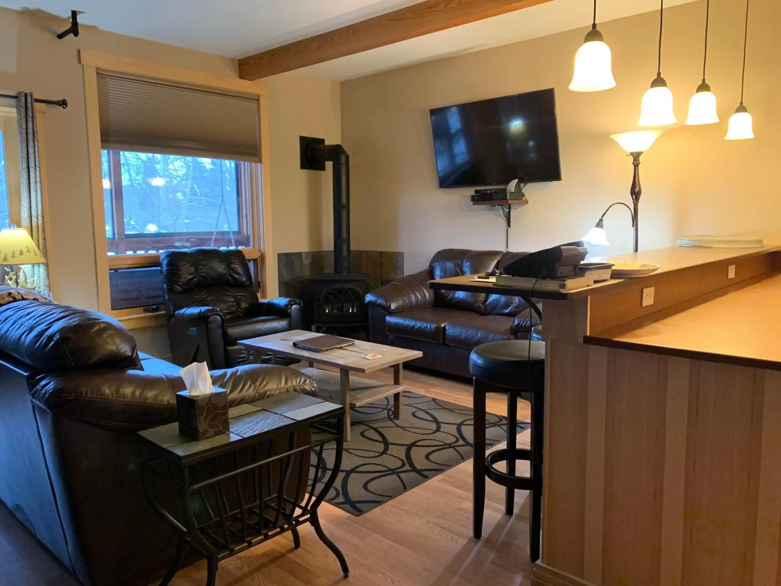 Living room, Seating Area in Twisp River Suites