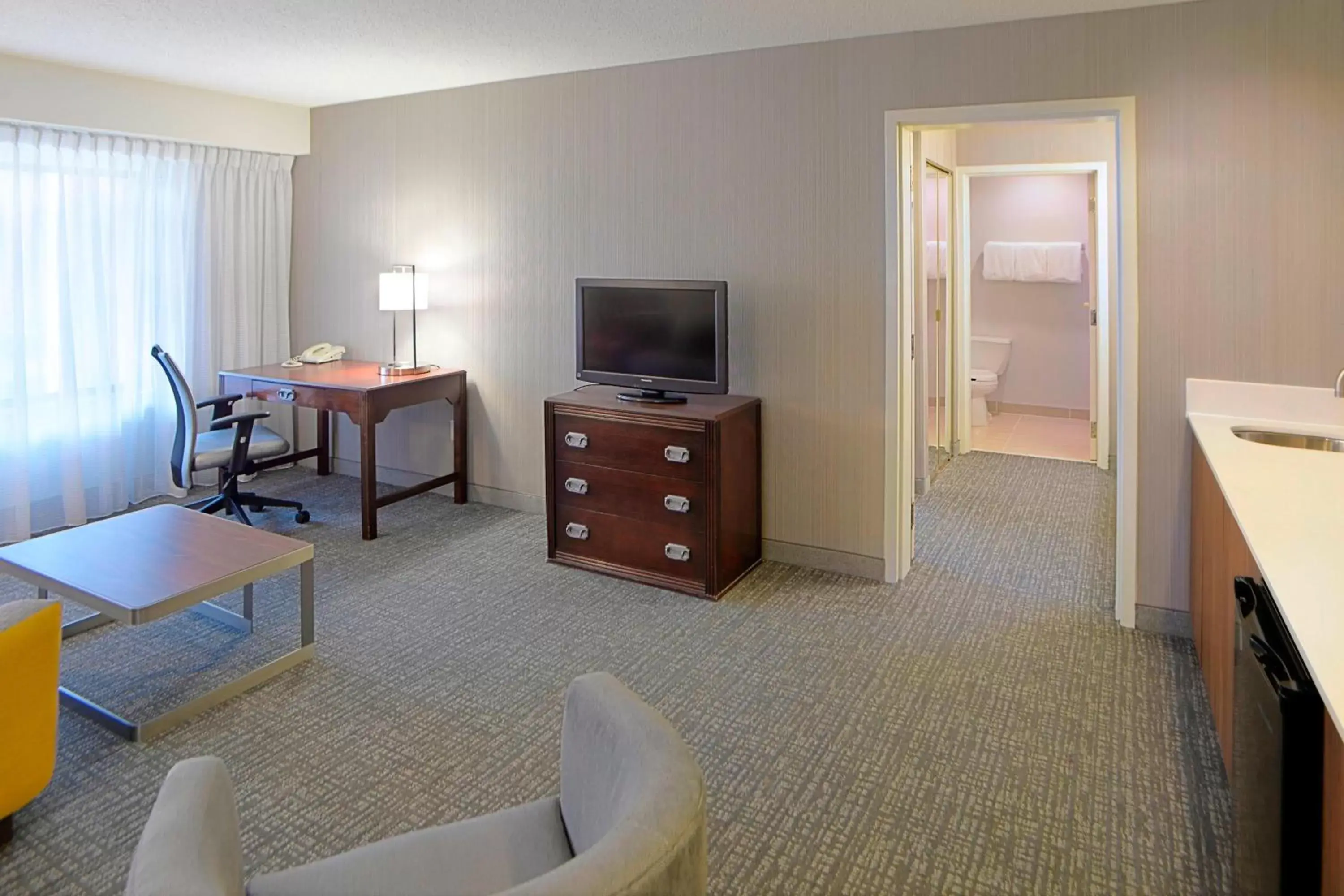 Living room, TV/Entertainment Center in Courtyard by Marriott Kokomo