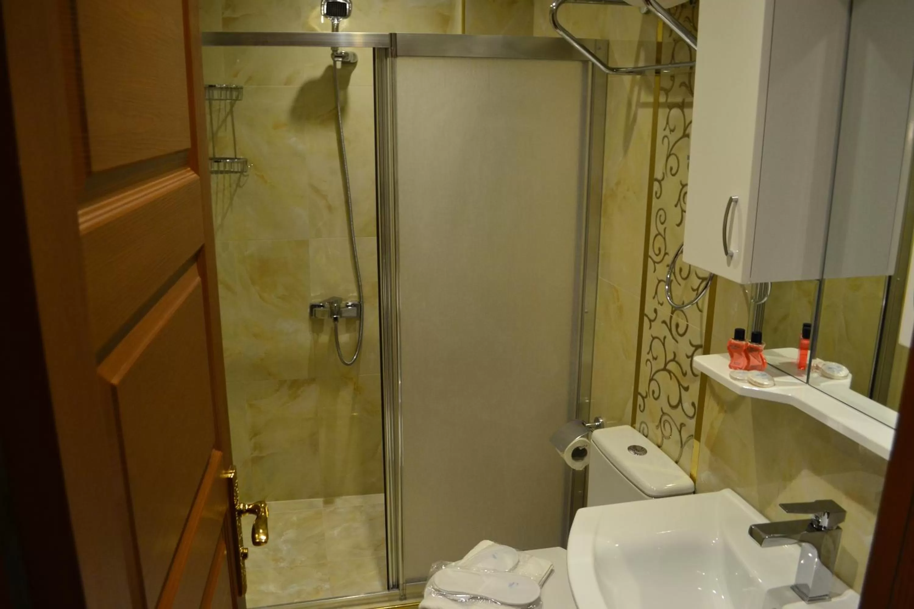 Shower in Seven Days Hotel - İstanbul