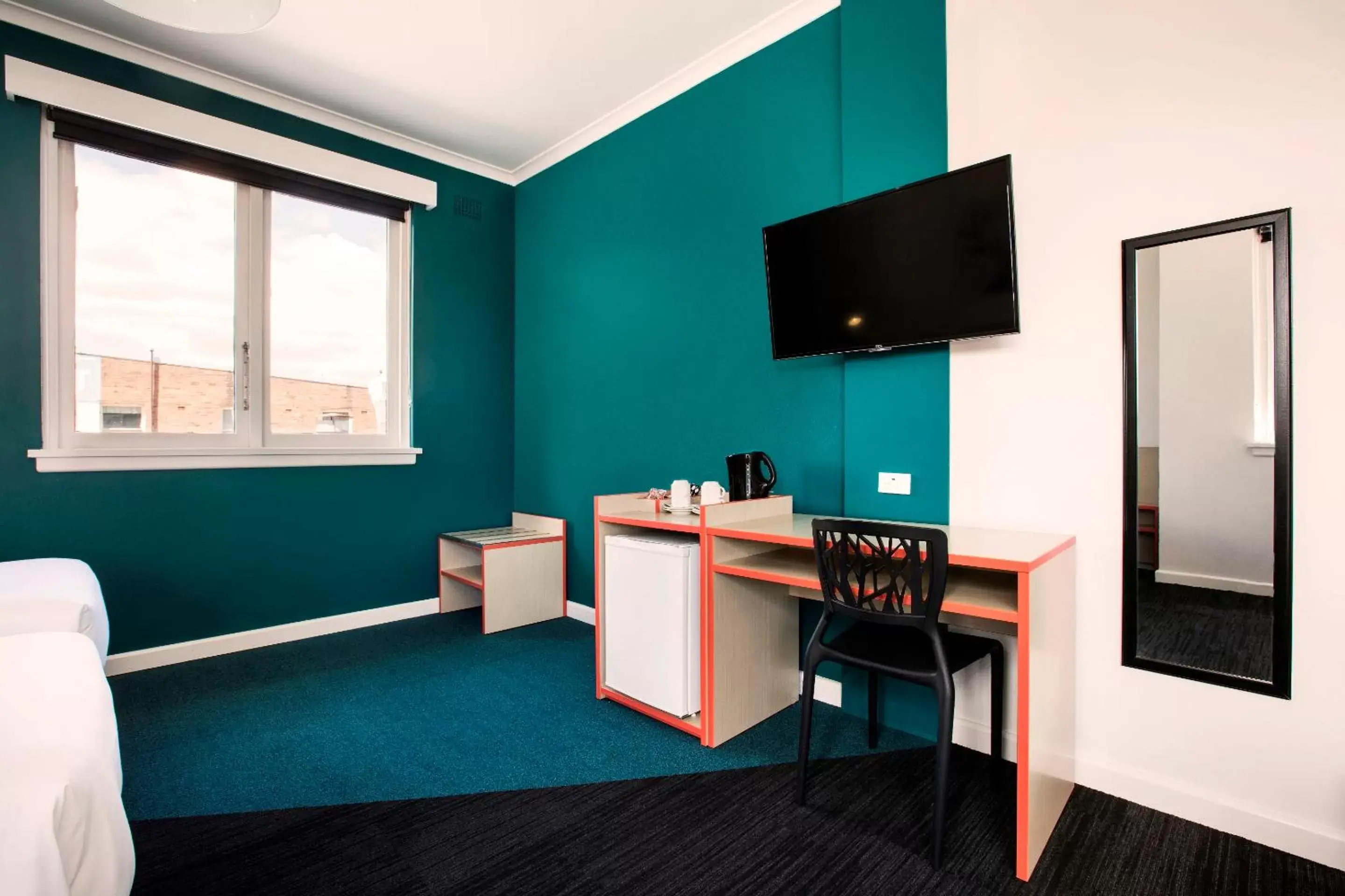 Bedroom, TV/Entertainment Center in Greenacre Hotel