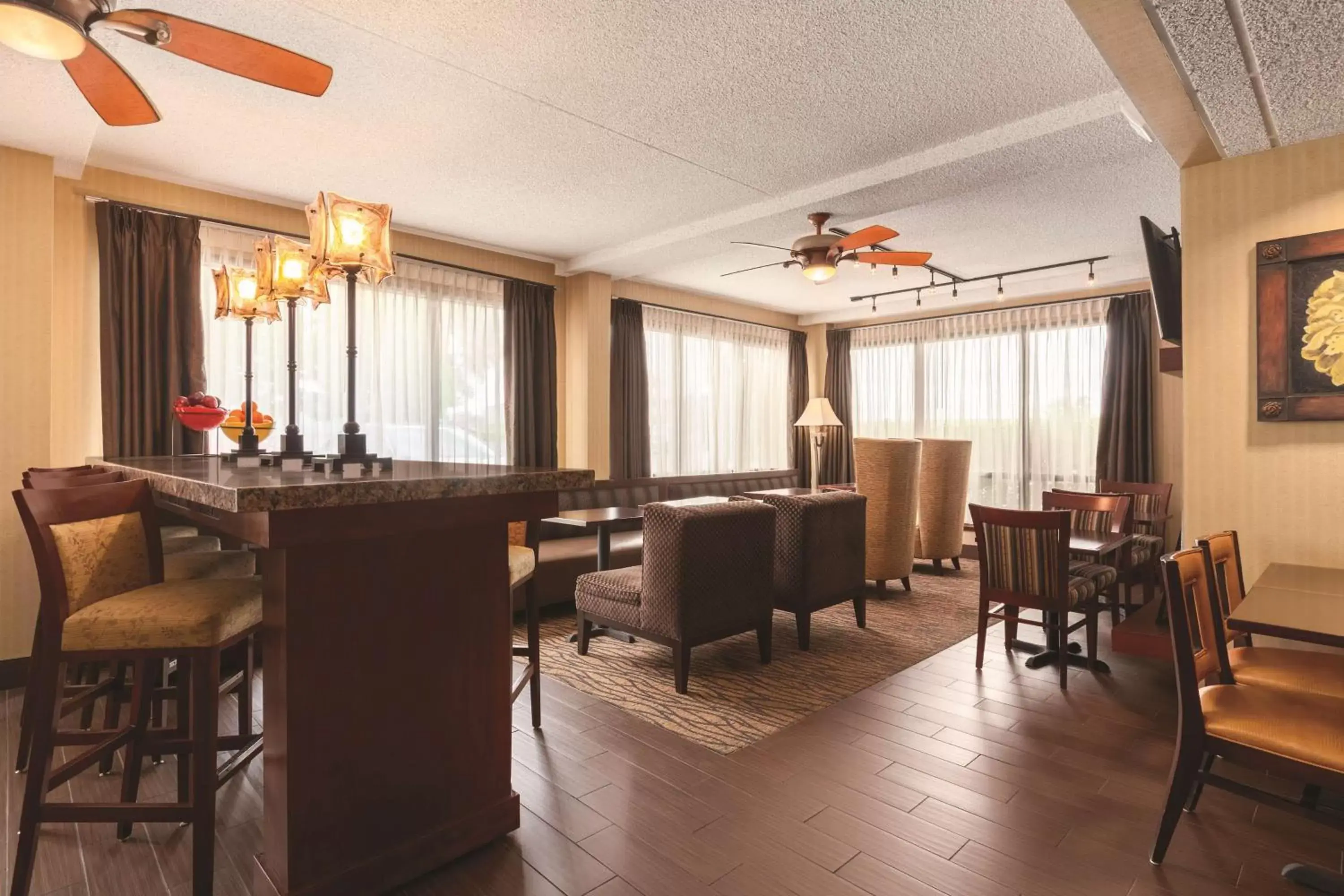 Lobby or reception, Restaurant/Places to Eat in Hampton Inn Des Moines-Airport